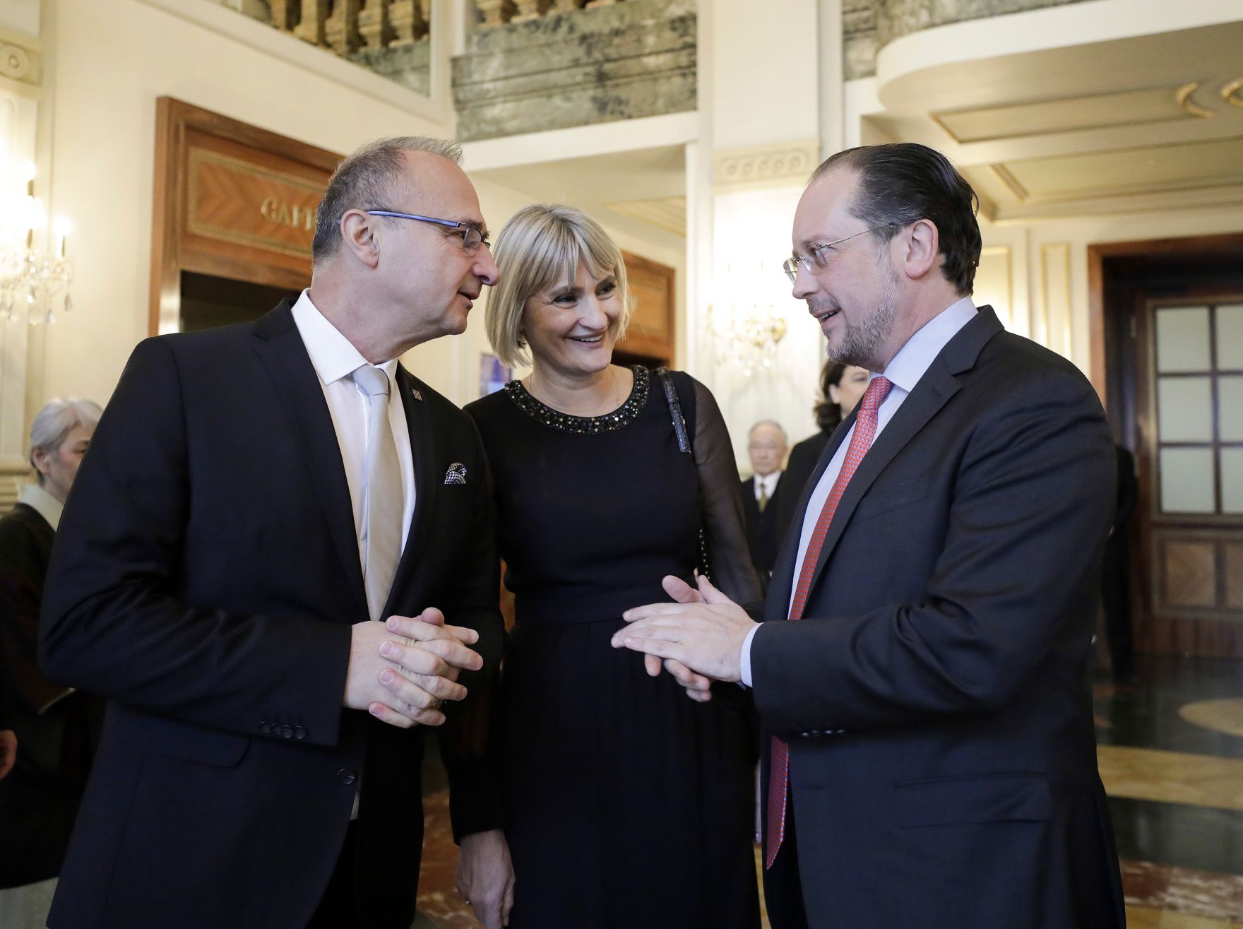 Am 1. J&auml;nner 2020 besuchte Bundeskanzlerin Brigitte Bierlein und Bundesminister Alexander Schallenberg (r.) das Neujahrskonzert. Im Bild mit dem kroatischen Minister Gordan Grlić Radman (l.).