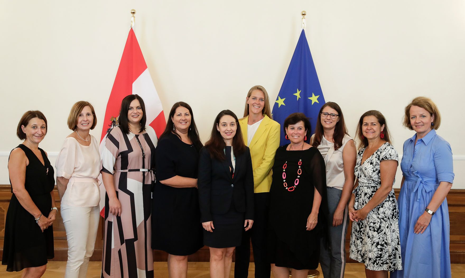 Am 25. Juli 2019 traf Bundesministerin Ines Stilling die f&uuml;r den Bereich Gewaltschutz zust&auml;ndigen Landesr&auml;tinnen der Bundesl&auml;nder. Im Bild (v.l.n.r.) Tanja Kopf (in Vertretung f&uuml;r Landesr&auml;tin Katharina Wiesflecker), Gabriele Fischer, Astrid Eisenkopf, Kathrin Ga&aacute;l, Bundesministerin Ines Stilling, Andrea Klambauer, Birgit Gerstorfer, Sara Schaar, Doris Kampus und Christiane Teschl-Hofmeister.