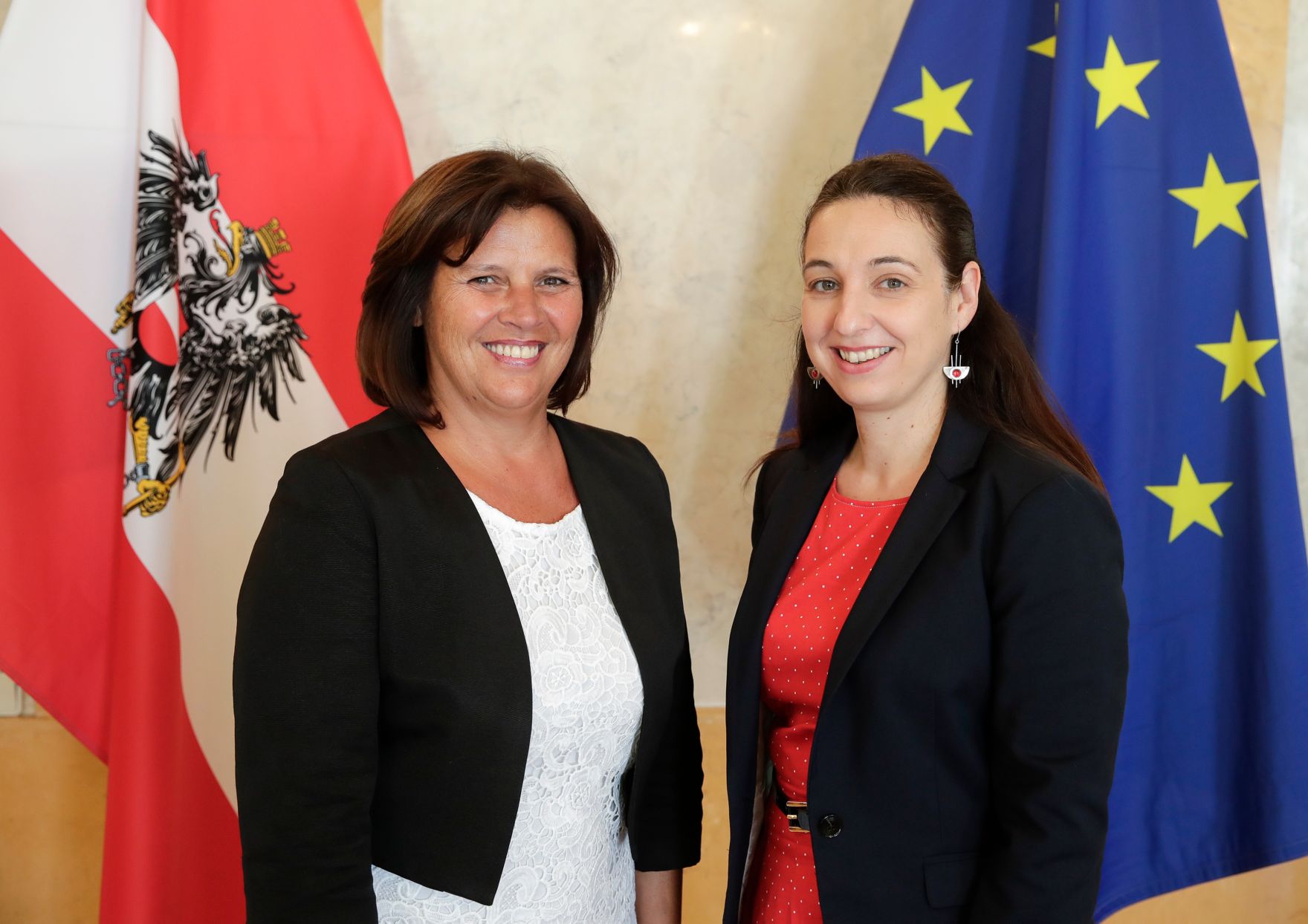 Am 30. Juli 2019 traf Bundesministerin Ines Stilling (r.) die Pr&auml;sidentin der Bundeskammer f&uuml;r Arbeiter und Angestellte, Renate Anderl (l.).