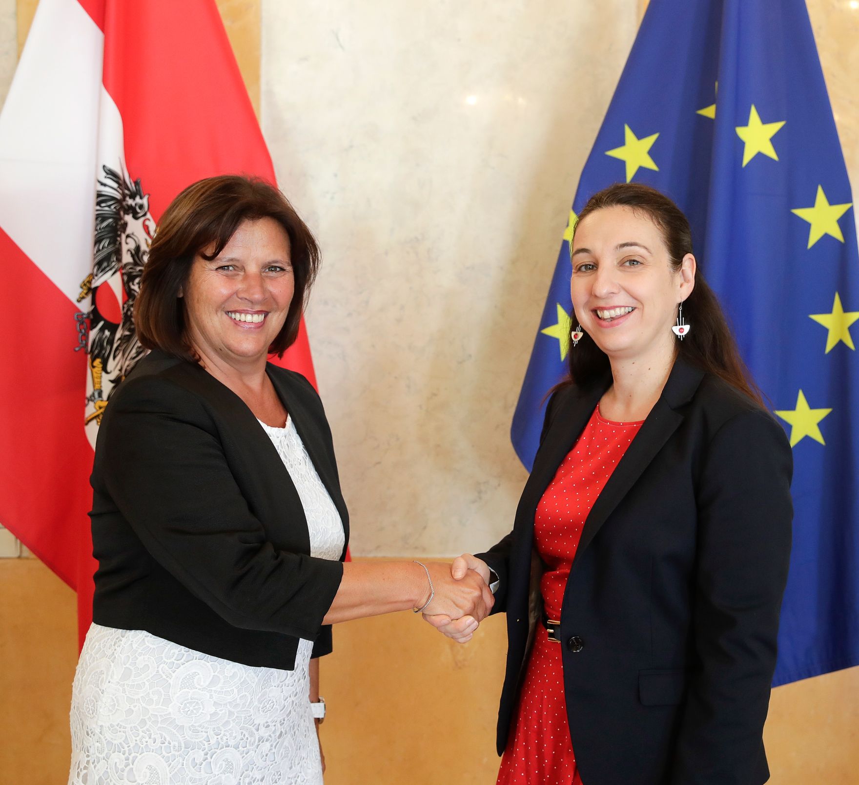 Am 30. Juli 2019 traf Bundesministerin Ines Stilling (r.) die Pr&auml;sidentin der Bundeskammer f&uuml;r Arbeiter und Angestellte, Renate Anderl (l.).
