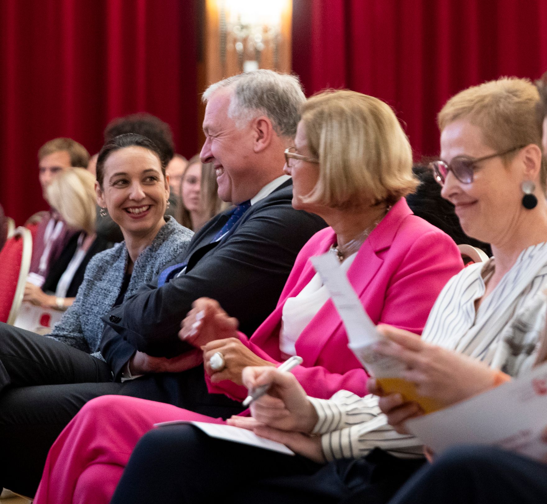 Am 19. September 2019 verlieh Bundesministerin Ines Stilling (l.) im Rahmen der Konferenz der &Ouml;sterreichischen Plattform f&uuml;r Gesundheitskompetenz die Urkunden f&uuml;r "Gesundheitskompetente Jugendarbeit". Im Bild mit Landeshauptfrau Johanna Mikl-Leitner (m.r.) und Landesrat Martin Eichtinger (m.l.).
