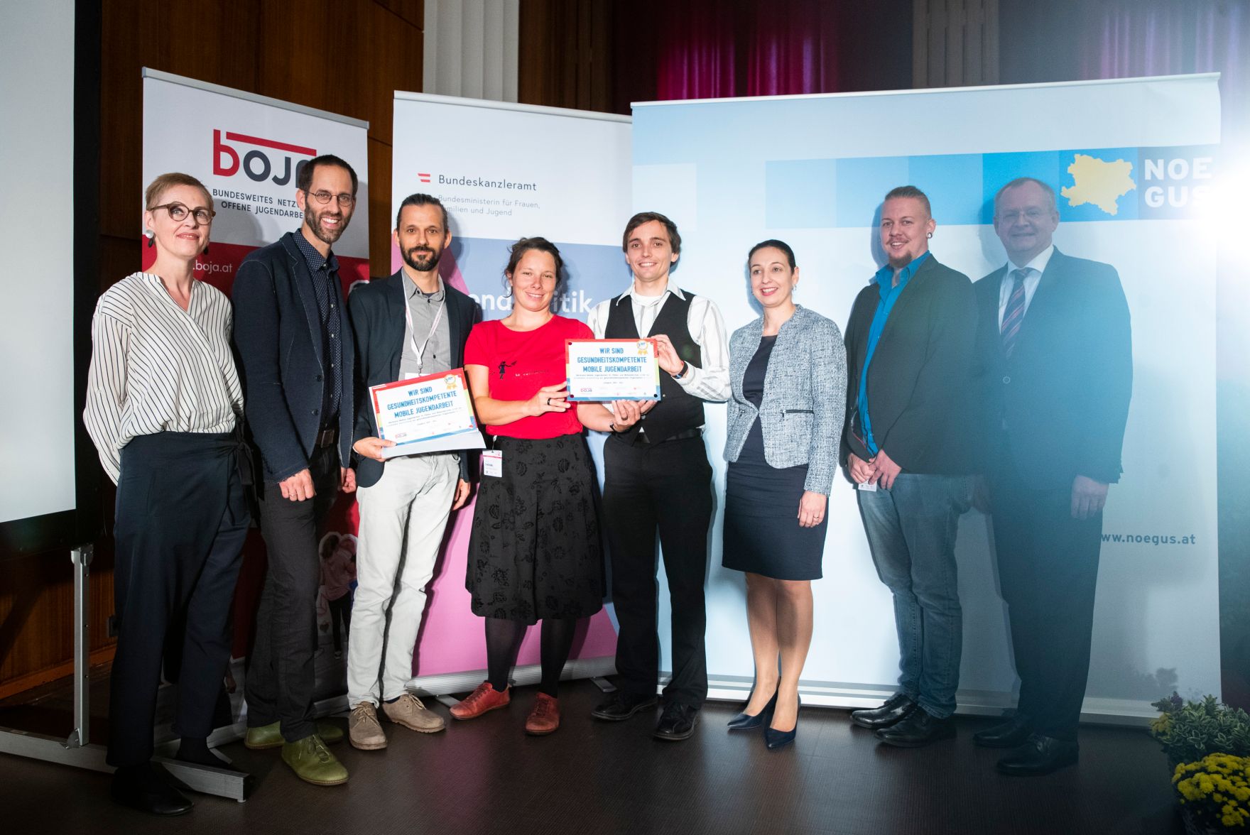 Am 19. September 2019 verlieh Bundesministerin Ines Stilling (3.v.r.) im Rahmen der Konferenz der &Ouml;sterreichischen Plattform f&uuml;r Gesundheitskompetenz die Urkunden f&uuml;r "Gesundheitskompetente Jugendarbeit". Im Bild mit der Vorsitzenden der &ouml;sterreichischen Plattform f&uuml;r Gesundheitskompetenz Christina Dietscher (l.), dem Vorsitzenden des bundesweiten Netzwerk Offene Jugendarbeit Lukas Trentini (2.v.l.) und dem Leiter des Fonds Gesundes &Ouml;sterreich Klaus Ropin (r.). Die Auszeichnung wurde &uuml;berreicht an "Nordrand Mobile Jugendarbeit St. P&ouml;lten und B&ouml;heimkirchen".