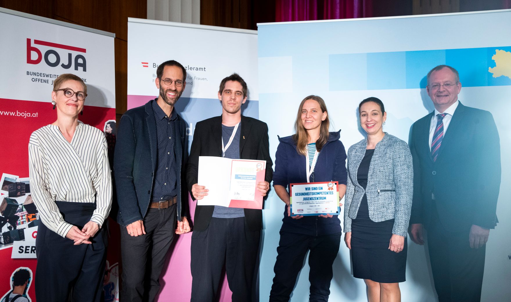 Am 19. September 2019 verlieh Bundesministerin Ines Stilling (2.v.r) im Rahmen der Konferenz der &Ouml;sterreichischen Plattform f&uuml;r Gesundheitskompetenz die Urkunden f&uuml;r "Gesundheitskompetente Jugendarbeit". Im Bild mit der Vorsitzenden der &ouml;sterreichischen Plattform f&uuml;r Gesundheitskompetenz Christina Dietscher (l.), dem Vorsitzenden des bundesweiten Netzwerk Offene Jugendarbeit Lukas Trentini (2.v.l.) und dem Leiter des Fonds Gesundes &Ouml;sterreich Klaus Ropin (r.). Die Auszeichnung wurde &uuml;berreicht an "Jugendzentrum Livingroom Tulln".