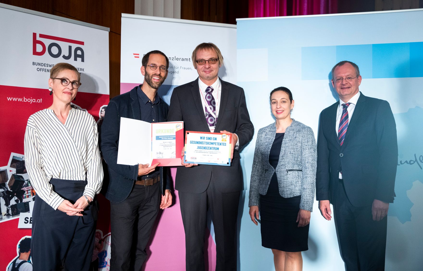 Am 19. September 2019 verlieh Bundesministerin Ines Stilling (2.v.r) im Rahmen der Konferenz der &Ouml;sterreichischen Plattform f&uuml;r Gesundheitskompetenz die Urkunden f&uuml;r "Gesundheitskompetente Jugendarbeit". Im Bild mit der Vorsitzenden der &ouml;sterreichischen Plattform f&uuml;r Gesundheitskompetenz Christina Dietscher (l.), dem Vorsitzenden des bundesweiten Netzwerk Offene Jugendarbeit Lukas Trentini (2.v.l.) und dem Leiter des Fonds Gesundes &Ouml;sterreich Klaus Ropin (r.). Die Auszeichnung wurde &uuml;berreicht an "Verein re:spect".