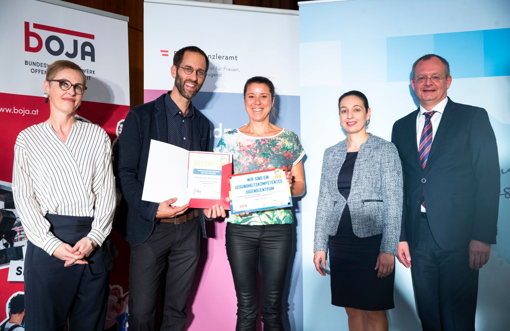 Am 19. September 2019 verlieh Bundesministerin Ines Stilling (2.v.r) im Rahmen der Konferenz der &Ouml;sterreichischen Plattform f&uuml;r Gesundheitskompetenz die Urkunden f&uuml;r "Gesundheitskompetente Jugendarbeit". Im Bild mit der Vorsitzenden der &ouml;sterreichischen Plattform f&uuml;r Gesundheitskompetenz Christina Dietscher (l.), dem Vorsitzenden des bundesweiten Netzwerk Offene Jugendarbeit Lukas Trentini (2.v.l.) und dem Leiter des Fonds Gesundes &Ouml;sterreich Klaus Ropin (r.). Die Auszeichnung wurde &uuml;berreicht an "Youth Point Don Bosco Siebenh&uuml;gel".