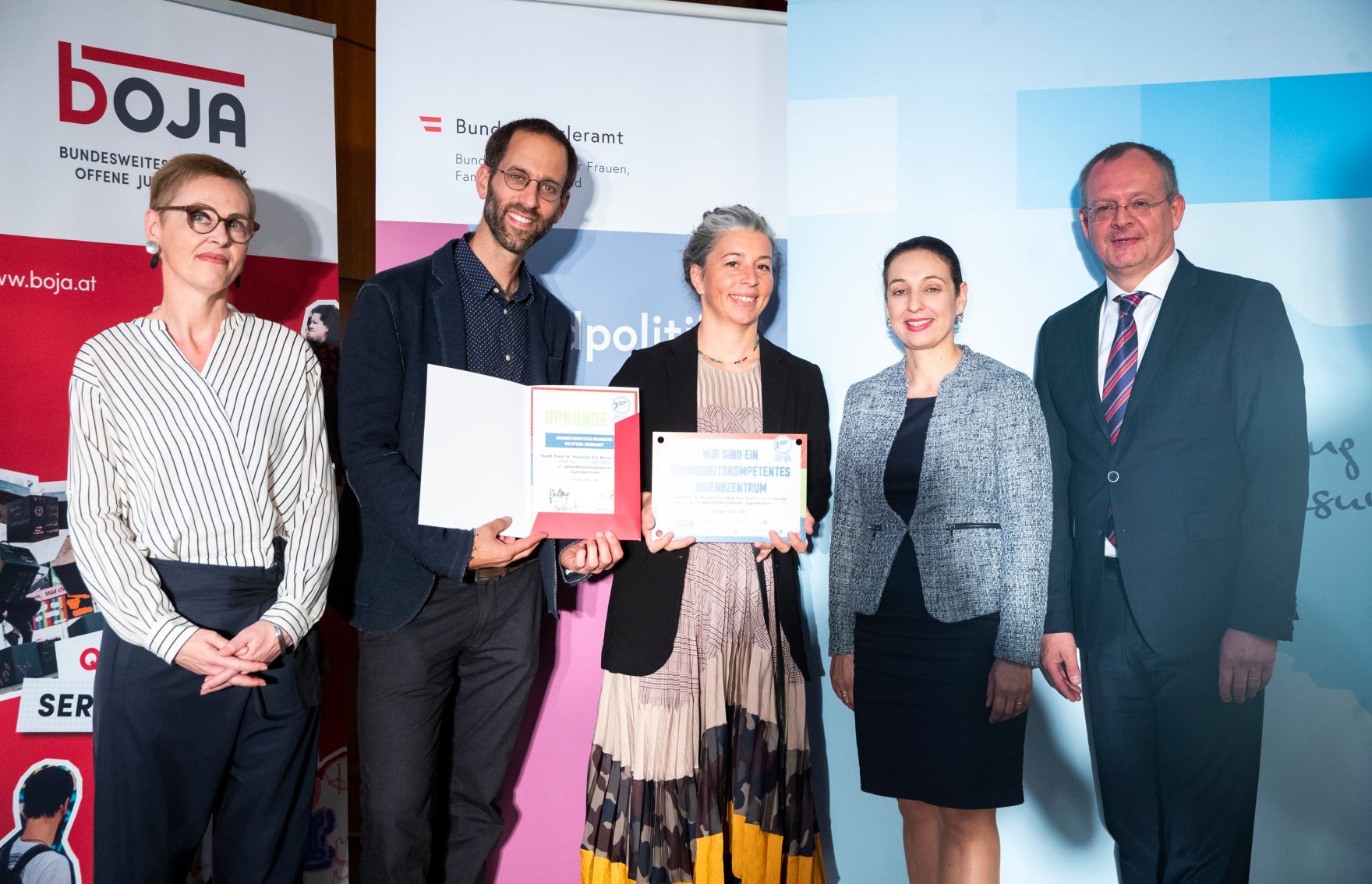 Am 19. September 2019 verlieh Bundesministerin Ines Stilling (2.v.r) im Rahmen der Konferenz der &Ouml;sterreichischen Plattform f&uuml;r Gesundheitskompetenz die Urkunden f&uuml;r "Gesundheitskompetente Jugendarbeit". Im Bild mit der Vorsitzenden der &ouml;sterreichischen Plattform f&uuml;r Gesundheitskompetenz Christina Dietscher (l.), dem Vorsitzenden des bundesweiten Netzwerk Offene Jugendarbeit Lukas Trentini (2.v.l.) und dem Leiter des Fonds Gesundes &Ouml;sterreich Klaus Ropin (r.). Die Auszeichnung wurde &uuml;berreicht an "Youh Point St. Ruprecht Pro Mente Kiju Fa".