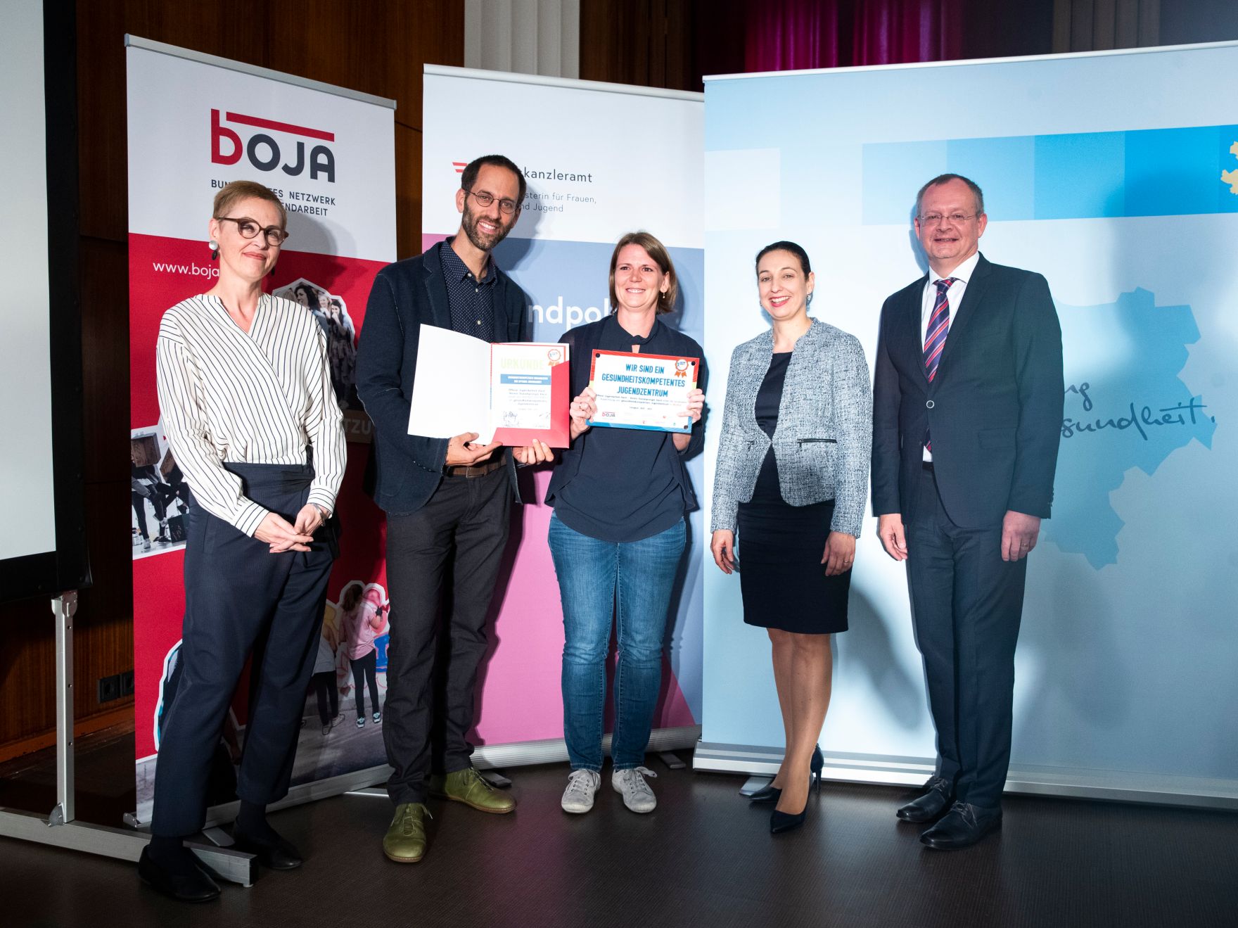 Am 19. September 2019 verlieh Bundesministerin Ines Stilling (2.v.r) im Rahmen der Konferenz der &Ouml;sterreichischen Plattform f&uuml;r Gesundheitskompetenz die Urkunden f&uuml;r "Gesundheitskompetente Jugendarbeit". Im Bild mit der Vorsitzenden der &ouml;sterreichischen Plattform f&uuml;r Gesundheitskompetenz Christina Dietscher (l.), dem Vorsitzenden des bundesweiten Netzwerk Offene Jugendarbeit Lukas Trentini (2.v.l.) und dem Leiter des Fonds Gesundes &Ouml;sterreich Klaus Ropin (r.). Die Auszeichnung wurde &uuml;berreicht an "Offene Jugendarbeit Hard - Verein Sozialsprengel Hard".
