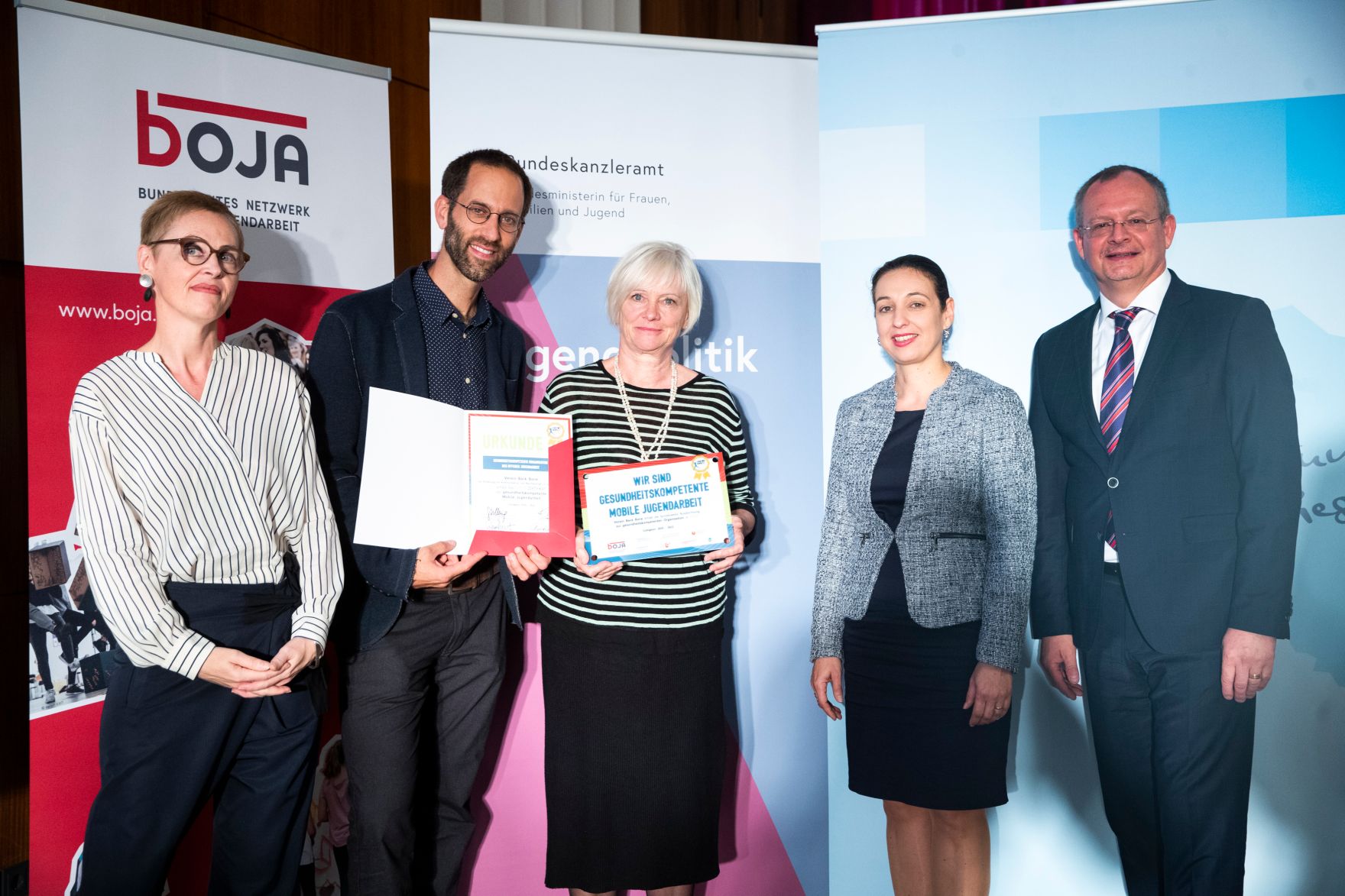 Am 19. September 2019 verlieh Bundesministerin Ines Stilling (2.v.r) im Rahmen der Konferenz der &Ouml;sterreichischen Plattform f&uuml;r Gesundheitskompetenz die Urkunden f&uuml;r "Gesundheitskompetente Jugendarbeit". Im Bild mit der Vorsitzenden der &ouml;sterreichischen Plattform f&uuml;r Gesundheitskompetenz Christina Dietscher (l.), dem Vorsitzenden des bundesweiten Netzwerk Offene Jugendarbeit Lukas Trentini (2.v.l.) und dem Leiter des Fonds Gesundes &Ouml;sterreich Klaus Ropin (r.). Die Auszeichnung wurde &uuml;berreicht an "Verein Back Bone zur F&ouml;rderung von Kommunikation und Nachbarschaft in der Brigittenau".