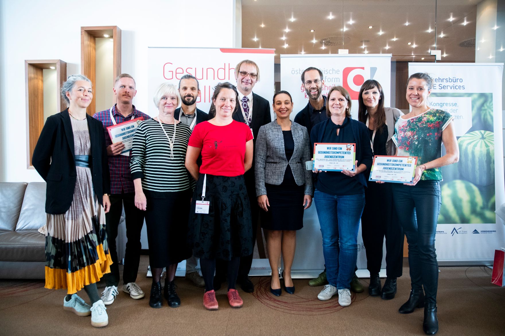 Am 19. September 2019 verlieh Bundesministerin Ines Stilling (5.v.r.) im Rahmen der Konferenz der &Ouml;sterreichischen Plattform f&uuml;r Gesundheitskompetenz die Urkunden f&uuml;r "Gesundheitskompetente Jugendarbeit". Im Bild mit dem Vorsitzenden des bundesweiten Netzwerk Offene Jugendarbeit Lukas Trentini (4.v.r.).