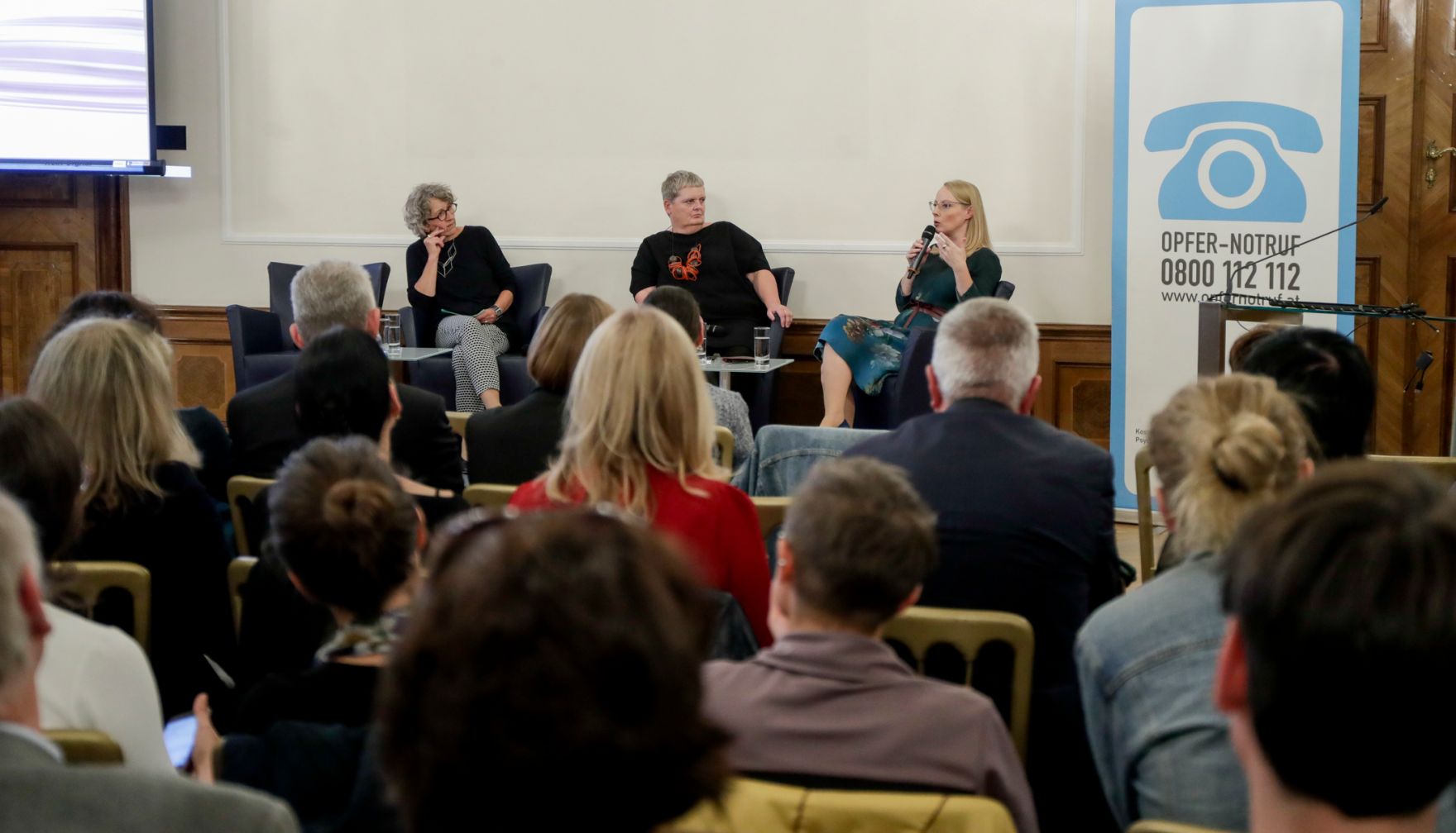 Am 19. September 2019 fand eine Buchpr&auml;sentation des Wei&szlig;en Rings &bdquo;Opfer von Partnergewalt in Kontakt mit Polizei und Justiz&ldquo; statt. Am Podium (v.l.n.r.): die Autorinnen des Buches &bdquo;Opfer von Partnergewalt in Kontakt mit Polizei und Justiz" Birgitt Haller und Helga Amesberger, Lyane Sautner, Vizepr&auml;sidentin Wei&szlig;er Ring.