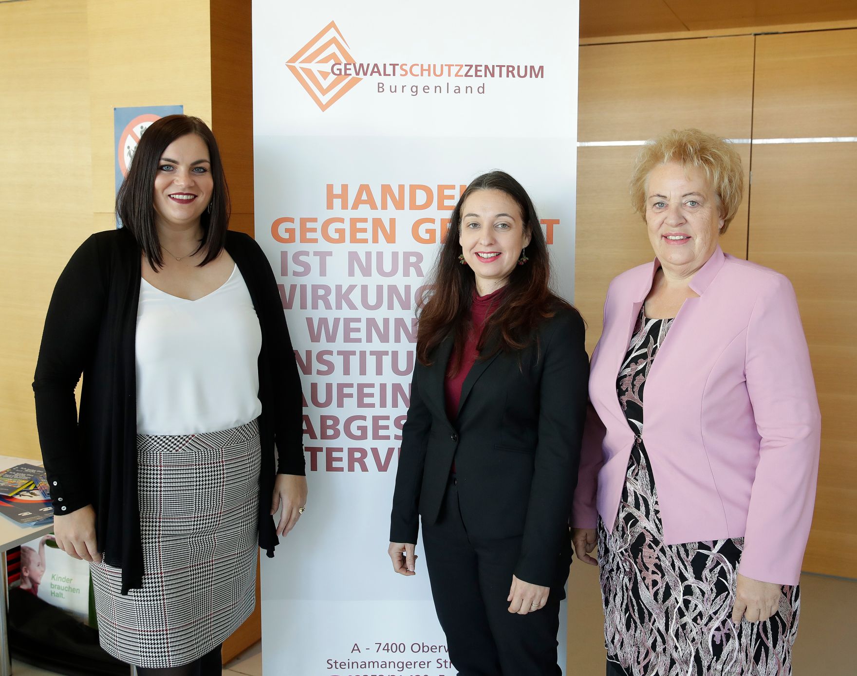 Am 8. Oktober 2019 er&ouml;ffnete Bundesministerin Ines Stilling die Festveranstaltung &bdquo;20 Jahre Gewaltschutzzentrum Burgenland&ldquo; in Eisenstadt. Ziel dieser Einrichtung ist es, die Sicherheit der Betroffenen zu erh&ouml;hen und sie in ein gewaltfreies Leben zu begleiten. Im Bild (v.l.n.r.) Landesr&auml;tin Astrid Eisenkopf, Bundesministerin Ines Stilling und Landtagspr&auml;sidentin Verena Dunst.