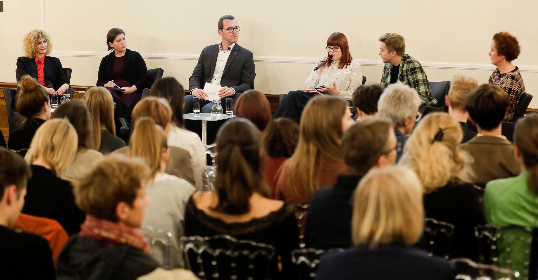 Am 8. Oktober 2019 er&ouml;ffnete Bundesministerin Ines Stilling in der Veranstaltungsreihe &bdquo;Gleichstellung im Gespr&auml;ch&ldquo; die Podiumsdiskussion &bdquo;Gleichstellung in den sozialen Medien&ldquo;. Am Podium diskutierten: (v.l.n.r.) Laura Wiesb&ouml;ck, Universit&auml;t Wien, Ingrid Brodnig, Journalistin und Buchautorin, Moderator Gerhard Wagner, Obmann HeForShe Vienna, Beatrice Frasl, Podcasterin &bdquo;Gro&szlig;e T&ouml;chter&ldquo;, Christian Berger, AK Wien und Sprecher des Frauenvolksbegehrens, Kristina Hametner, Leiterin des B&uuml;ros Frauengesundheit der Stadt Wien.