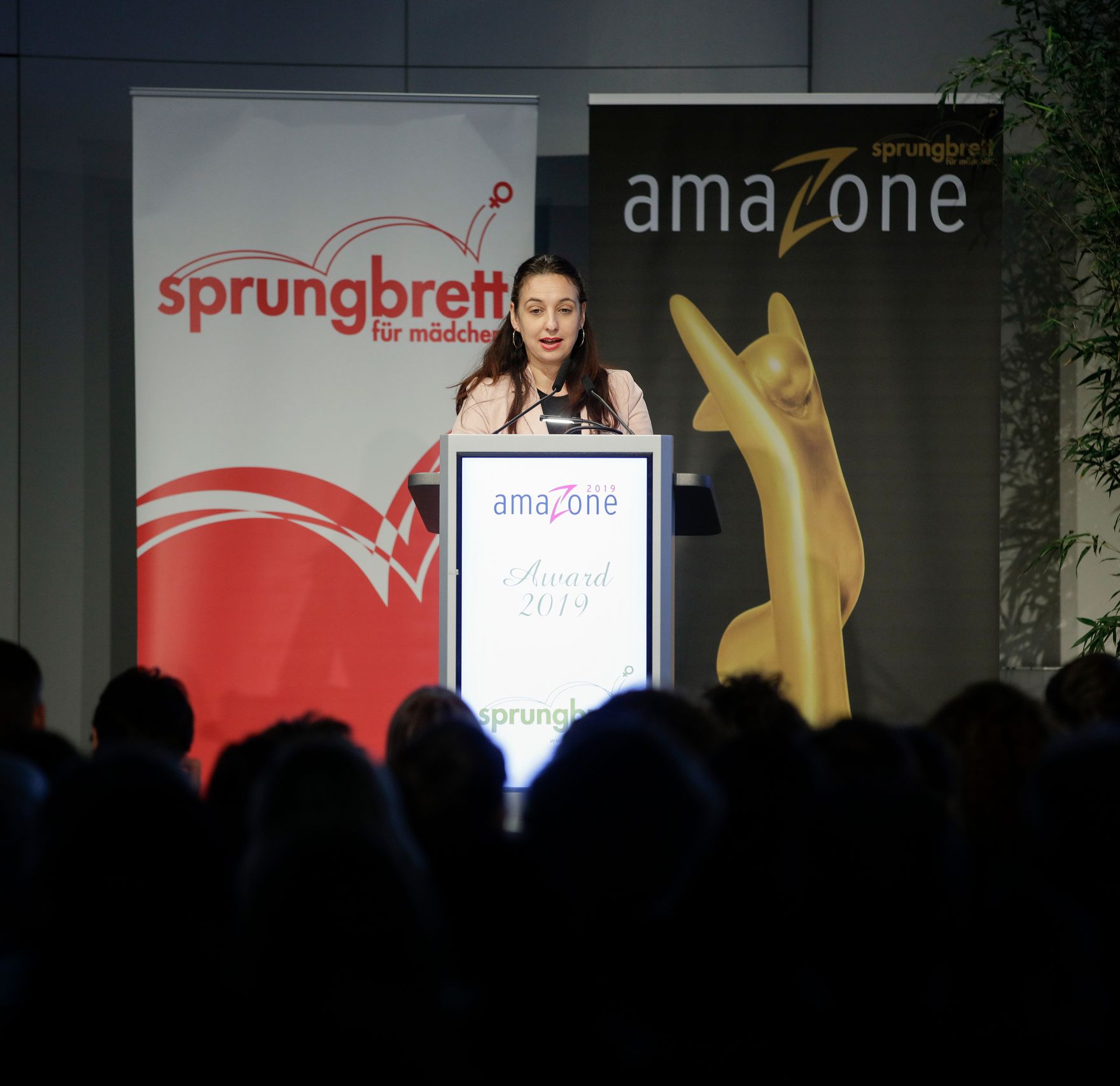 Am 10. Oktober 2019 wurden Unternehmen, die sich in der F&ouml;rderung von weiblichen Lehrlingen in handwerklich-technischen Berufen besonders engagieren, mit dem &bdquo;amaZone-Award&ldquo; ausgezeichnet. Bundesministerin Ines Stilling nahm an der Er&ouml;ffnung teil und betonte, wie wichtig es sei, Rollenklischees im Beruf zu &uuml;berwinden.