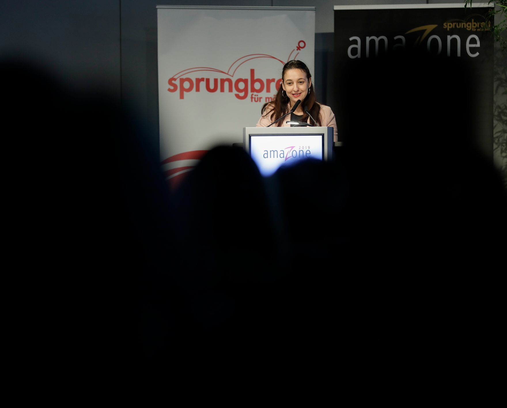 Am 10. Oktober 2019 wurden Unternehmen, die sich in der F&ouml;rderung von weiblichen Lehrlingen in handwerklich-technischen Berufen besonders engagieren, mit dem &bdquo;amaZone-Award&ldquo; ausgezeichnet. Bundesministerin Ines Stilling nahm an der Er&ouml;ffnung teil und betonte, wie wichtig es sei, Rollenklischees im Beruf zu &uuml;berwinden.