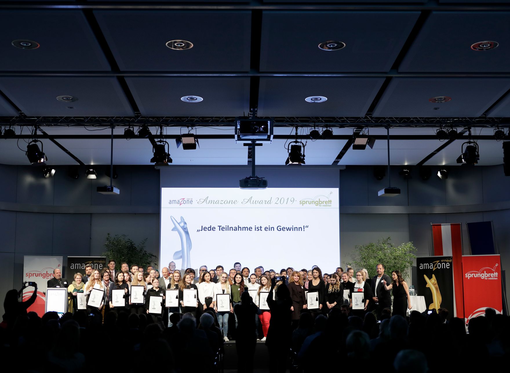 Am 10. Oktober 2019 wurden Unternehmen, die sich in der F&ouml;rderung von weiblichen Lehrlingen in handwerklich-technischen Berufen besonders engagieren, mit dem &bdquo;amaZone-Award&ldquo; ausgezeichnet. Bundesministerin Ines Stilling nahm an der Er&ouml;ffnung teil und betonte, wie wichtig es sei, Rollenklischees im Beruf zu &uuml;berwinden.