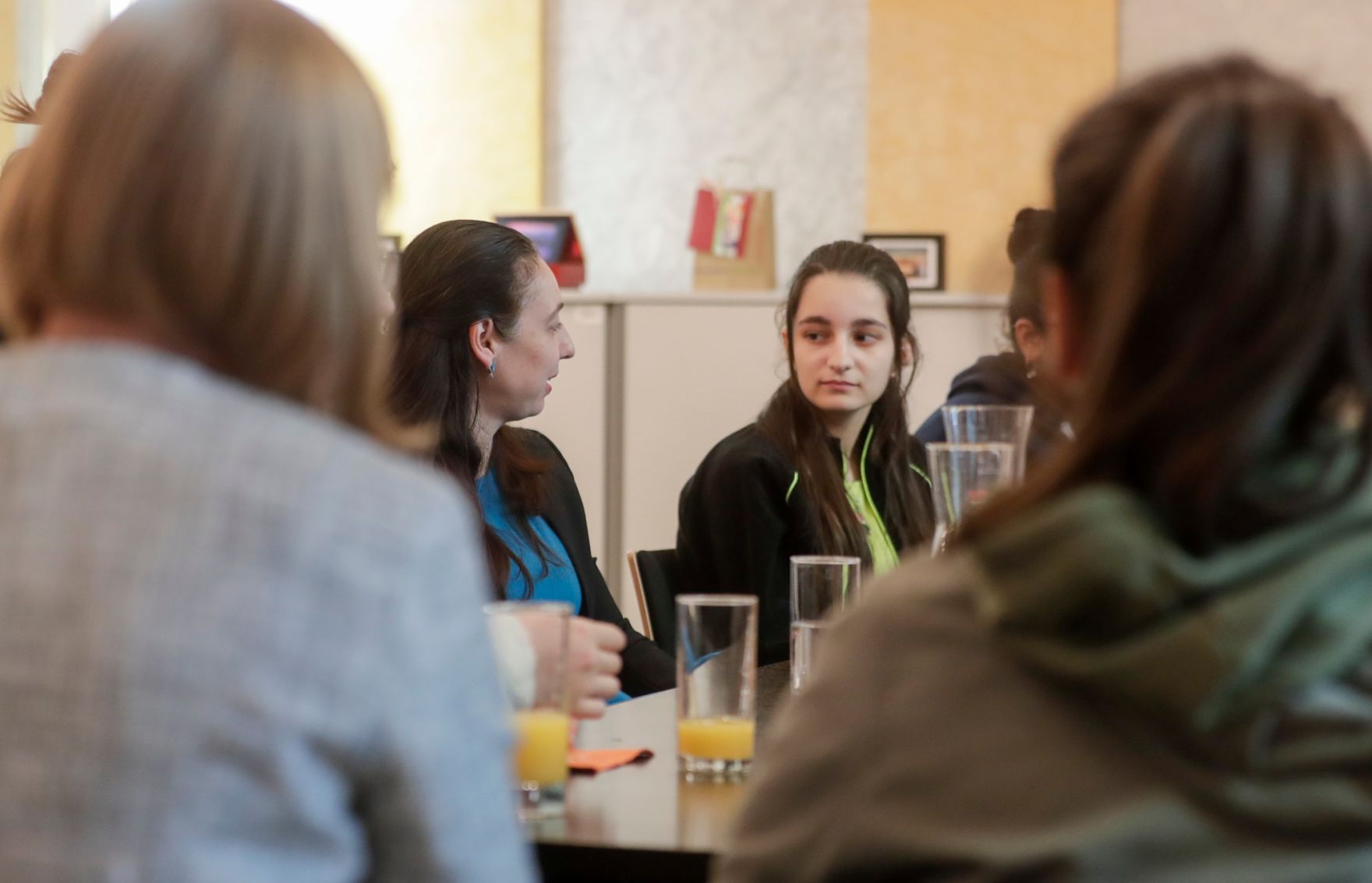 Am Welt-M&auml;dchentag am 11. Oktober 2019 waren junge Frauen und M&auml;dchen des M&auml;dchenzentrums peppa aus Wien bei Bundesministerin Stilling im Bundeskanzleramt zu Gast.
