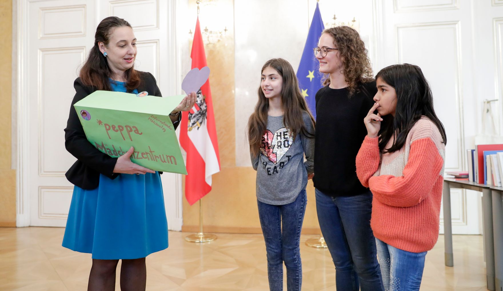 Am Welt-M&auml;dchentag am 11. Oktober 2019 waren junge Frauen und M&auml;dchen des M&auml;dchenzentrums peppa aus Wien bei Bundesministerin Stilling im Bundeskanzleramt zu Gast.