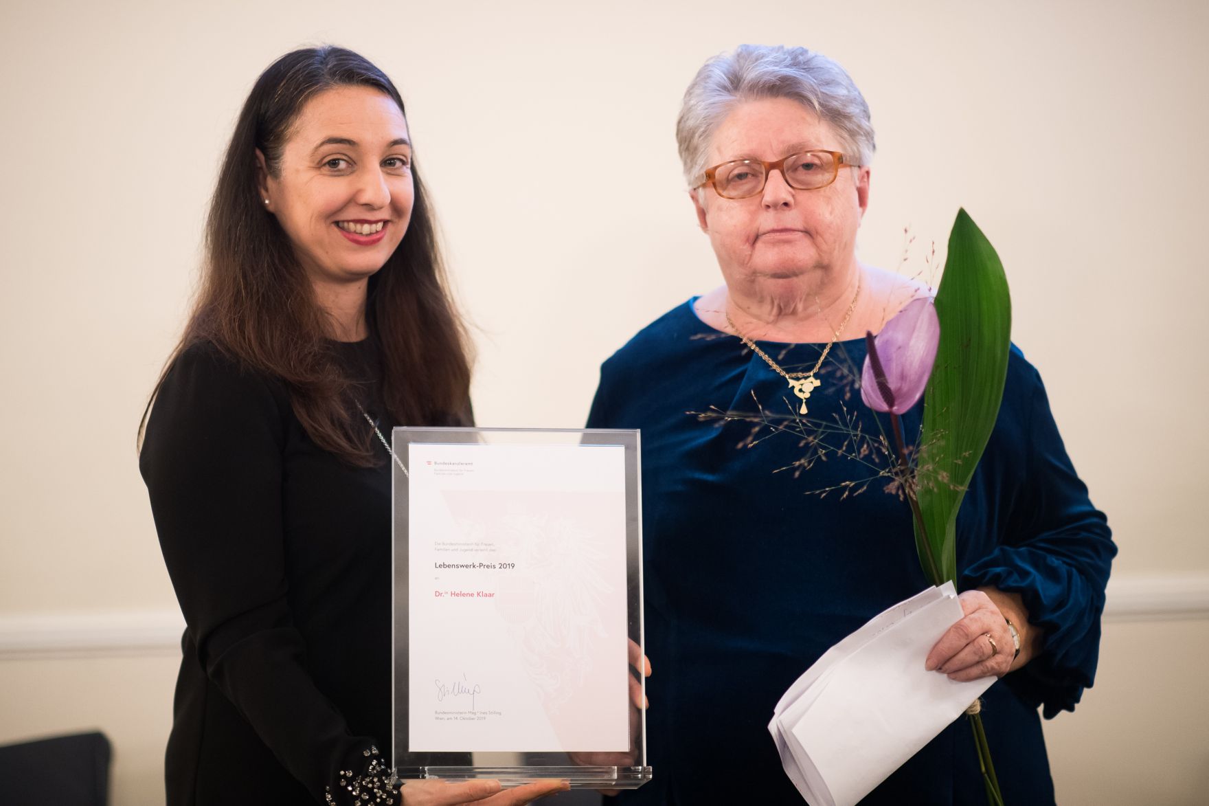 Am 14. Oktober 2019 hat Bundesministerin Ines Stilling die K&auml;the Leichter-Preise verliehen. Im Bild Bundesministerin Ines Stilling (l.) bei der &Uuml;berreichung des Lebenswerk-Preises an Rechtsanw&auml;ltin Helene Klaar (r.).