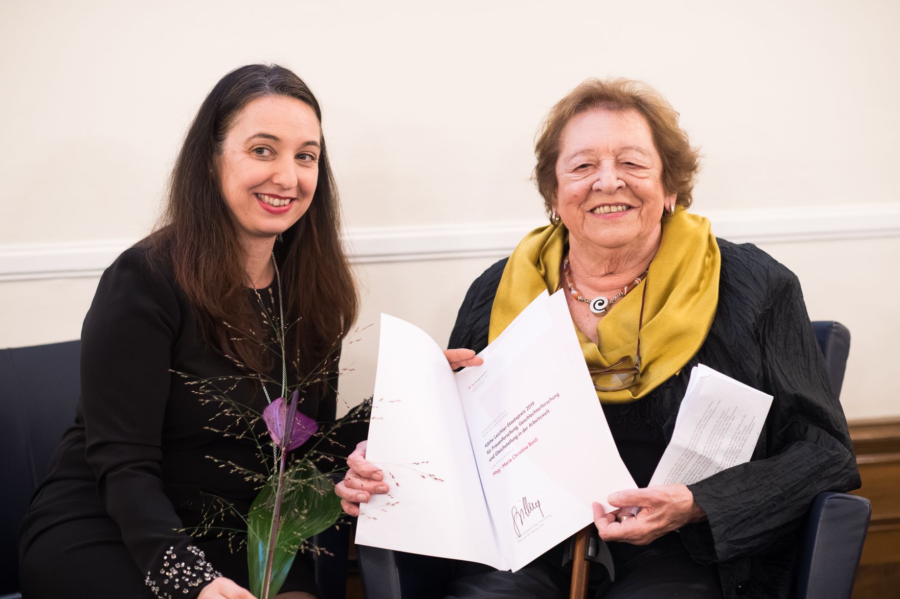 Am 14. Oktober 2019 hat Bundesministerin Ines Stilling die K&auml;the Leichter-Preise verliehen. Im Bild Bundesministerin Ines Stilling (l.) bei der &Uuml;berreichung des K&auml;the Leichter-Staatspreises an Maria Cristina Boidi (r.).