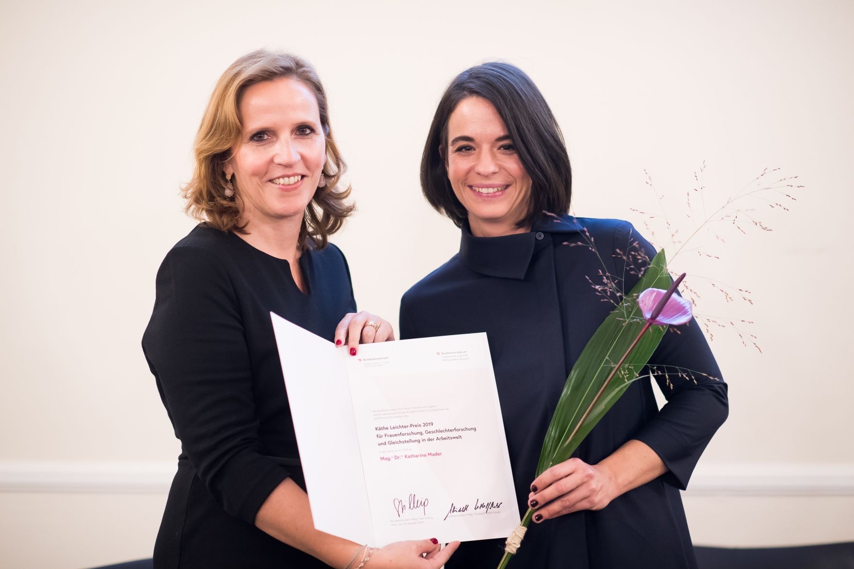 Am 14. Oktober 2019 hat Bundesministerin Ines Stilling die K&auml;the Leichter-Preise verliehen. Im Bild Sylvia Vana (l.) vom Bundesministerium f&uuml;r Digitalisierung und Wirtschaftsstandort bei der &Uuml;berreichung des K&auml;the Leichter-Preises an Katharina Mader (r.).