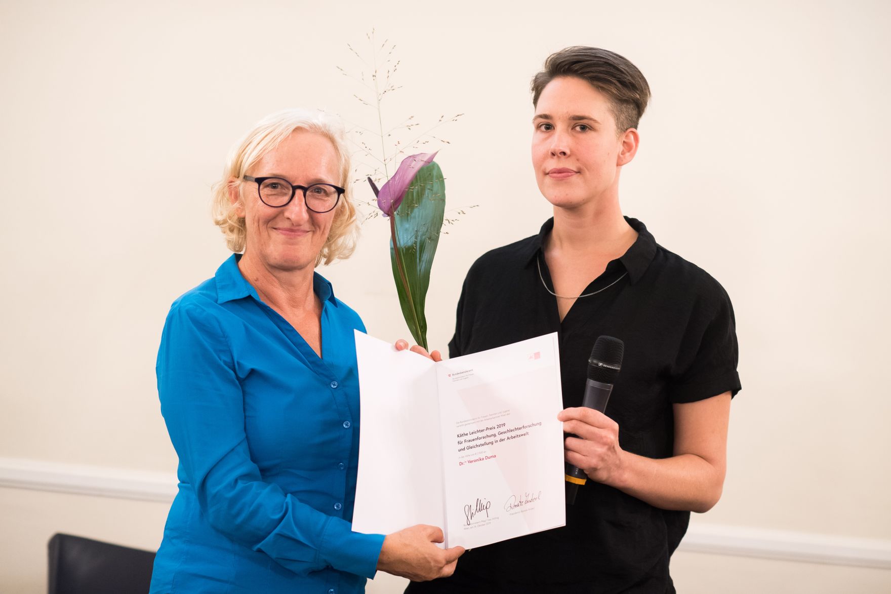 Am 14. Oktober 2019 hat Bundesministerin Ines Stilling die K&auml;the Leichter-Preise verliehen. Im Bild Ingrid Moritz (l.) von der Arbeiterkammer Wien bei der &Uuml;berreichung des K&auml;the Leichter-Preises an Veronika Duma (r.).