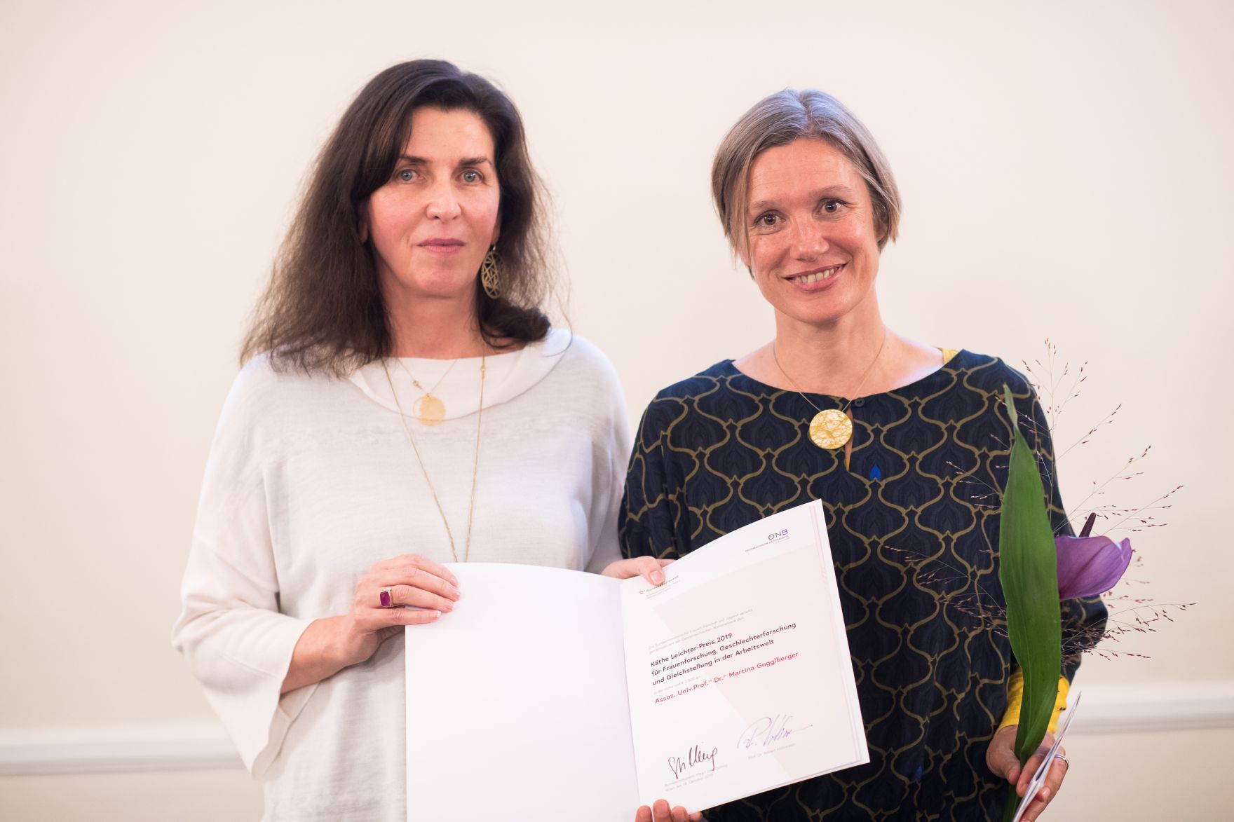 Am 14. Oktober 2019 hat Bundesministerin Ines Stilling die K&auml;the Leichter-Preise verliehen. Im Bild Helene Schubert (l.) von der &Ouml;sterreichischen Nationalbank bei der &Uuml;berreichung des K&auml;the Leichter-Preises an Martina Gugglberger (r.).