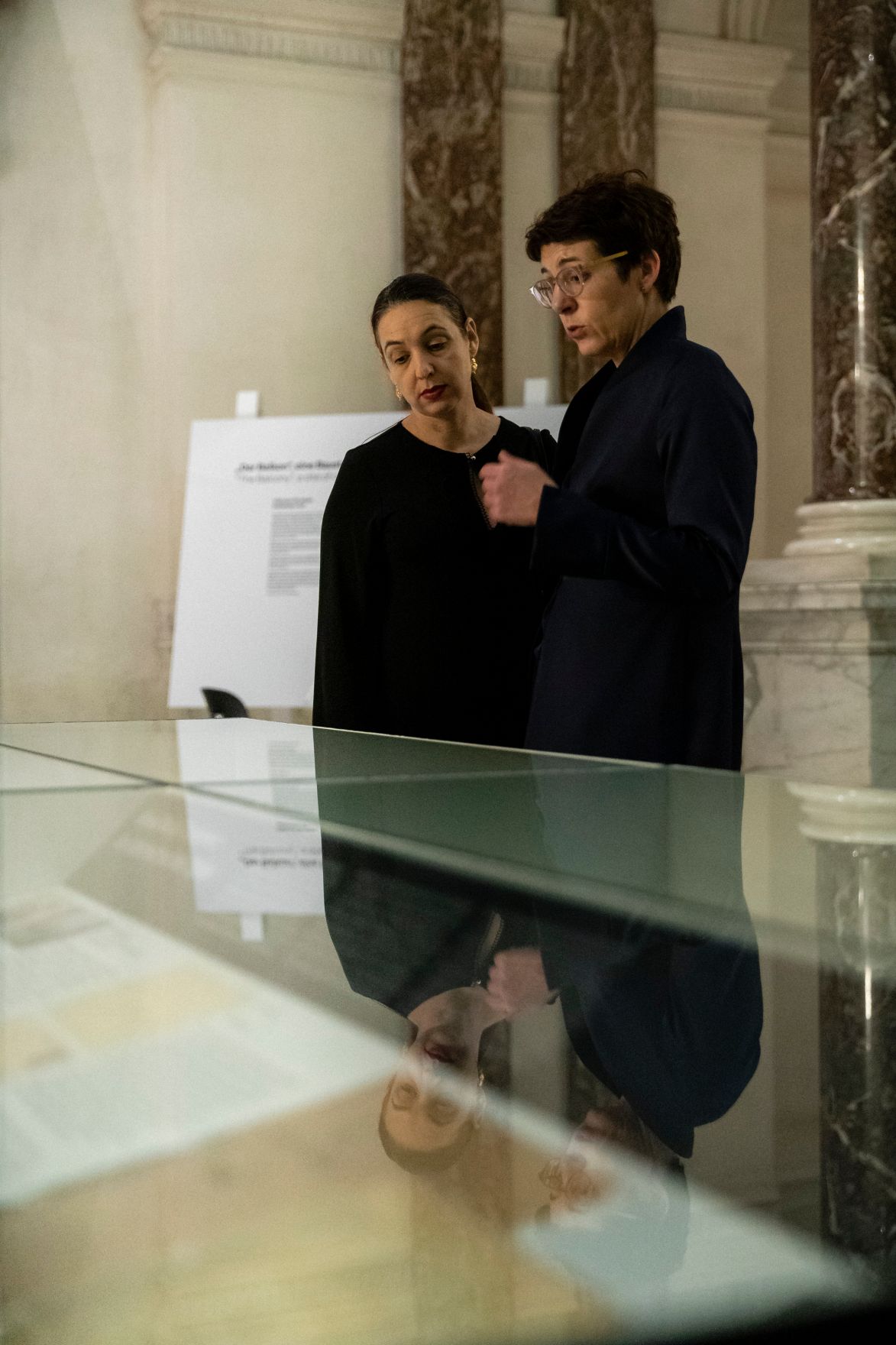 Am 16. Oktober 2019 er&ouml;ffnete Bundesministerin Ines Stilling (l.) die Pr&auml;sentation des Buches &bdquo;Das Massiv der Namen. Ein Denkmal f&uuml;r die &ouml;sterreichischen Opfer der Shoa in Maly Trostinec&ldquo; von Pia Sch&ouml;lnberger im Haus der Geschichte &Ouml;sterreichs. Im Bild mit Monika Sommer (r.), Direktorin Haus der Geschichte.
