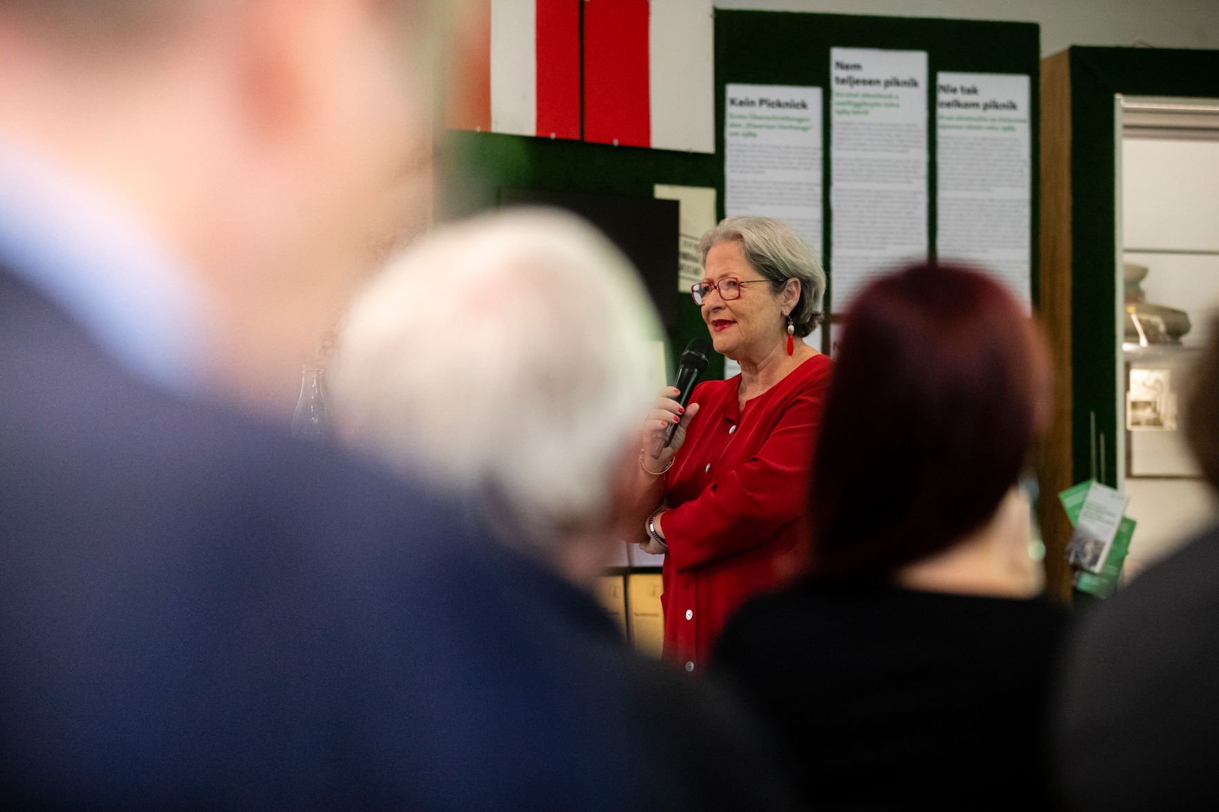 Am 16. Oktober 2019 er&ouml;ffnete Bundesministerin Ines Stilling die Pr&auml;sentation des Buches &bdquo;Das Massiv der Namen. Ein Denkmal f&uuml;r die &ouml;sterreichischen Opfer der Shoa in Maly Trostinec&ldquo; von Pia Sch&ouml;lnberger im Haus der Geschichte &Ouml;sterreichs. Im Bild die Moderatorin Susanne Scholl.
