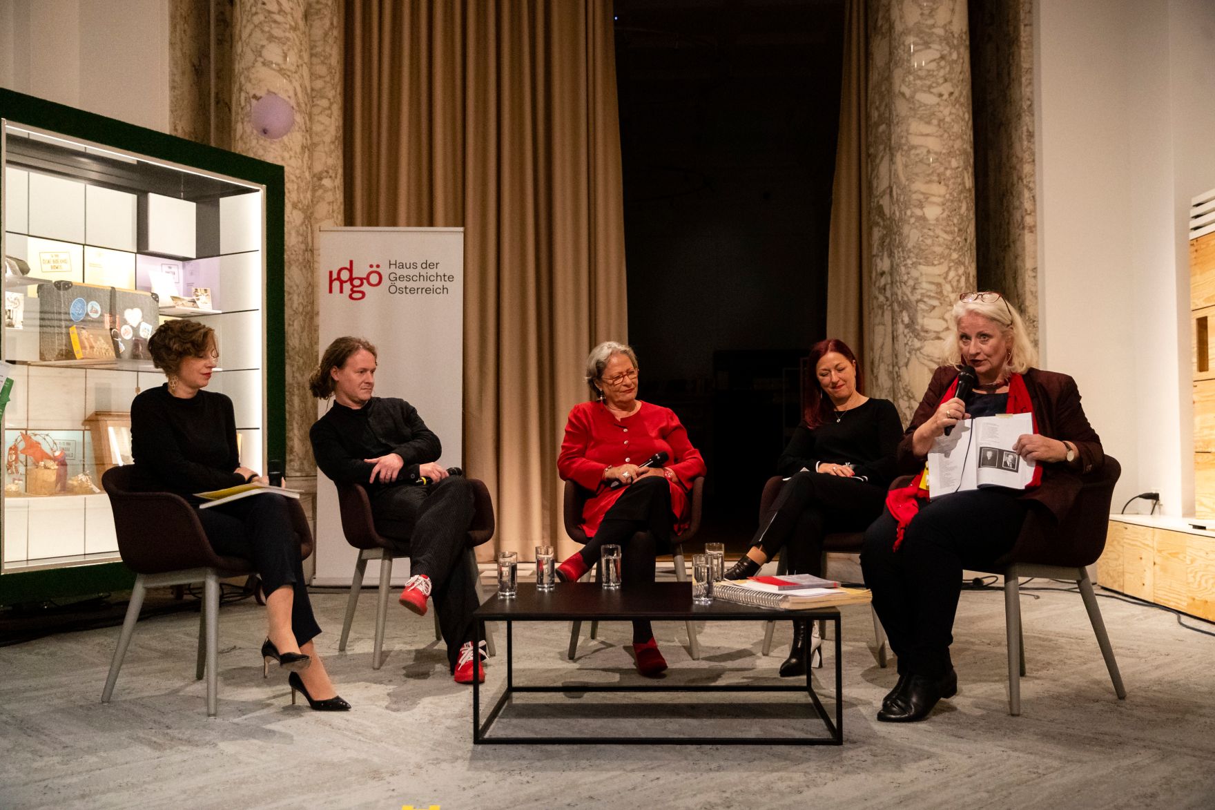 Am 16. Oktober 2019 er&ouml;ffnete Bundesministerin Ines Stilling die Pr&auml;sentation des Buches &bdquo;Das Massiv der Namen. Ein Denkmal f&uuml;r die &ouml;sterreichischen Opfer der Shoa in Maly Trostinec&ldquo; von Pia Sch&ouml;lnberger im Haus der Geschichte &Ouml;sterreichs. Im Bild (v.l.n.r.) Pia Sch&ouml;lnberger, Herausgeberin, Daniel Sanwald, Architekt, Susanne Scholl, Moderation, Hannah Lessing, Nationalfonds der Republik &Ouml;sterreich f&uuml;r Opfer des Nationalsozialismus und Waltraud Barton, Verein IM-MER.