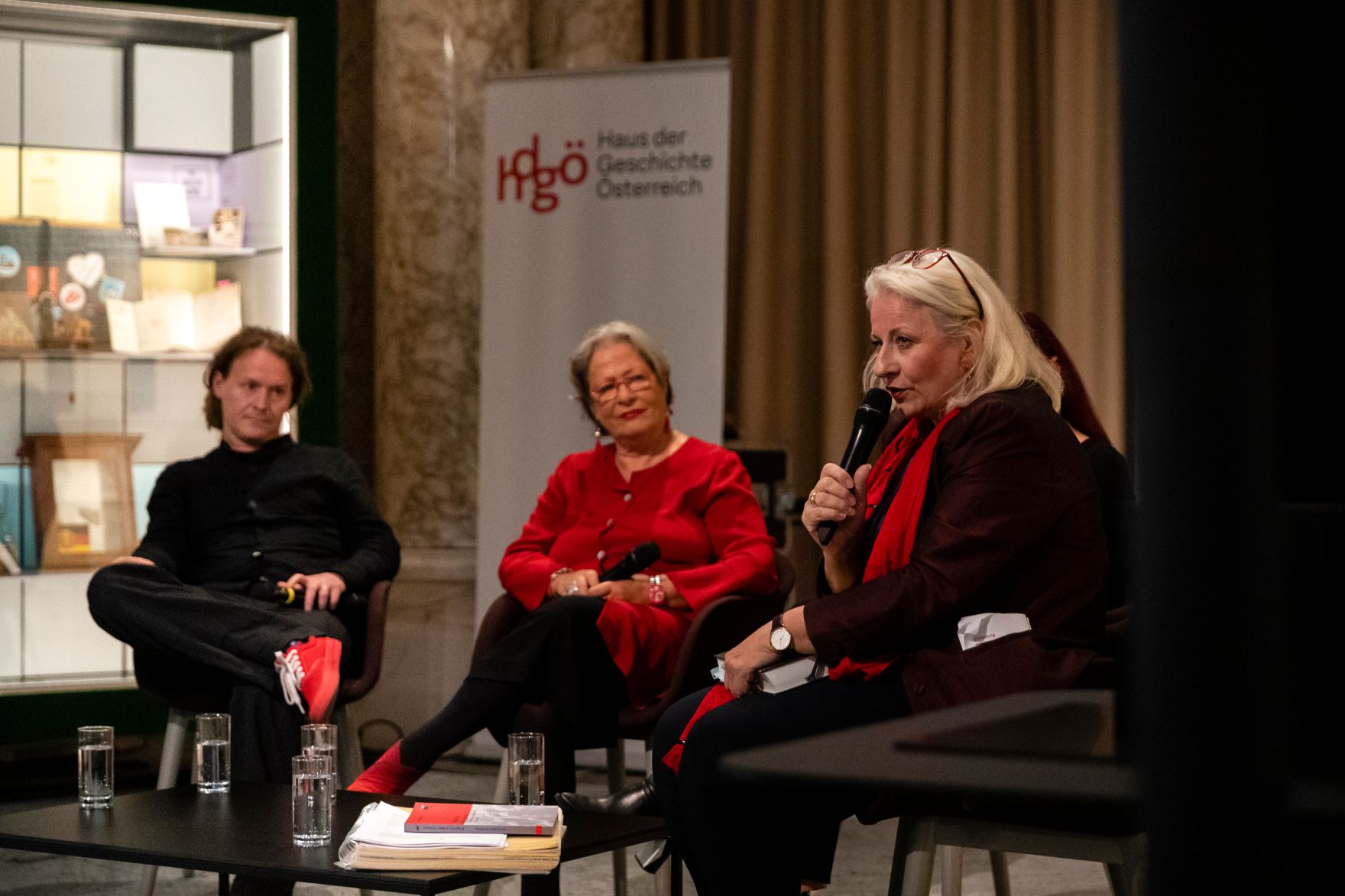 Am 16. Oktober 2019 er&ouml;ffnete Bundesministerin Ines Stilling die Pr&auml;sentation des Buches &bdquo;Das Massiv der Namen. Ein Denkmal f&uuml;r die &ouml;sterreichischen Opfer der Shoa in Maly Trostinec&ldquo; von Pia Sch&ouml;lnberger im Haus der Geschichte &Ouml;sterreichs. Im Bild (v.l.n.r.) Daniel Sanwald, Architekt, Susanne Scholl, Moderation und Waltraud Barton, Verein IM-MER.