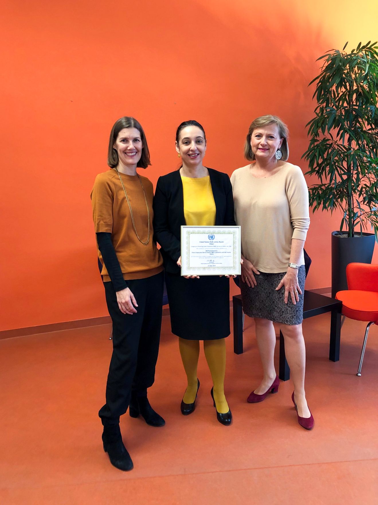 Am 17. Oktober 2019 besuchte Bundesministerin Ines Stilling (m.) das &bdquo;abz*austria&ldquo;, einen Verein, der sich f&uuml;r Gleichstellung am Arbeitsmarkt und in der Wirtschaft einsetzt. Im Bild mit Geschäftsführerin Daniela Schallert (l.) und Manuela Vollmann (r.), Gründerin und Geschäftsführerin von &bdquo;abz*austria&ldquo; mit dem an "abz*austria" verliehenen United Nations Public Service Award.