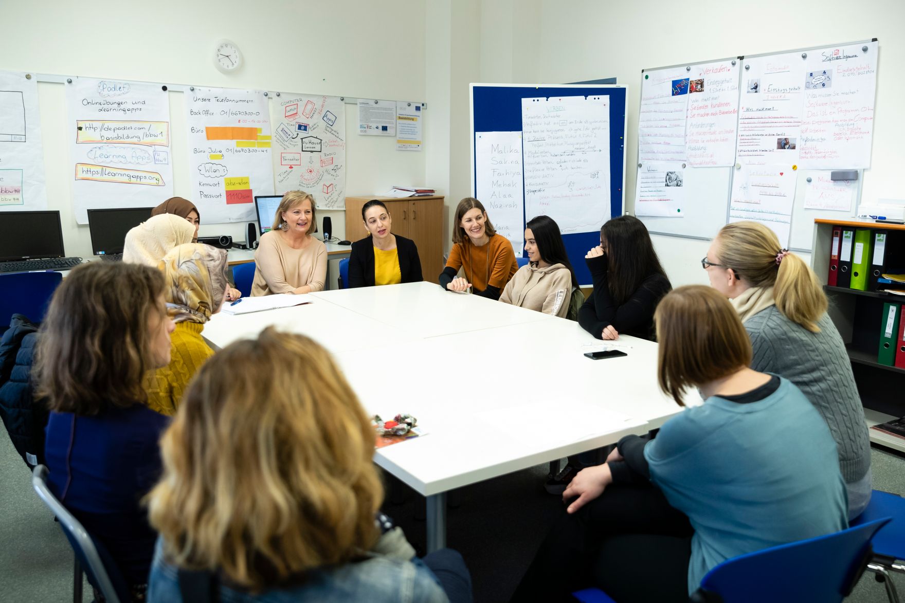 Am 17. Oktober 2019 besuchte Bundesministerin Ines Stilling (m.) das &bdquo;abz*austria&ldquo;, einen Verein, der sich f&uuml;r Gleichstellung am Arbeitsmarkt und in der Wirtschaft einsetzt. Im Bild mit Manuela Vollmann (m.l.), Gründerin und Geschäftsführerin von &bdquo;abz*austria&ldquo; und Geschäftsführerin Daniela Schallert (m.r.).