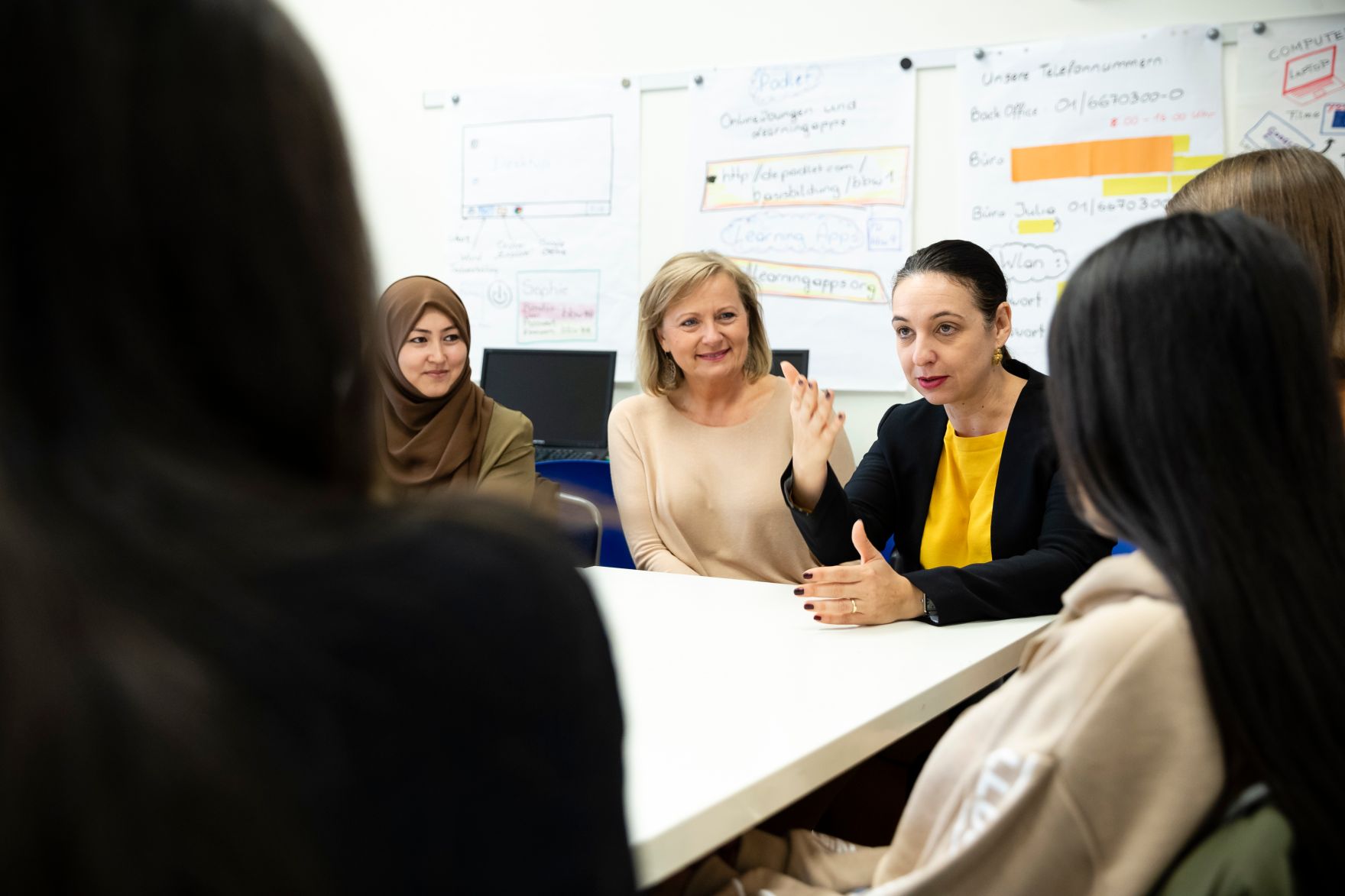 Am 17. Oktober 2019 besuchte Bundesministerin Ines Stilling (m.r.) das &bdquo;abz*austria&ldquo;, einen Verein, der sich f&uuml;r Gleichstellung am Arbeitsmarkt und in der Wirtschaft einsetzt. Im Bild mit Manuela Vollmann (m.), Gründerin und Geschäftsführerin von &bdquo;abz*austria&ldquo;.