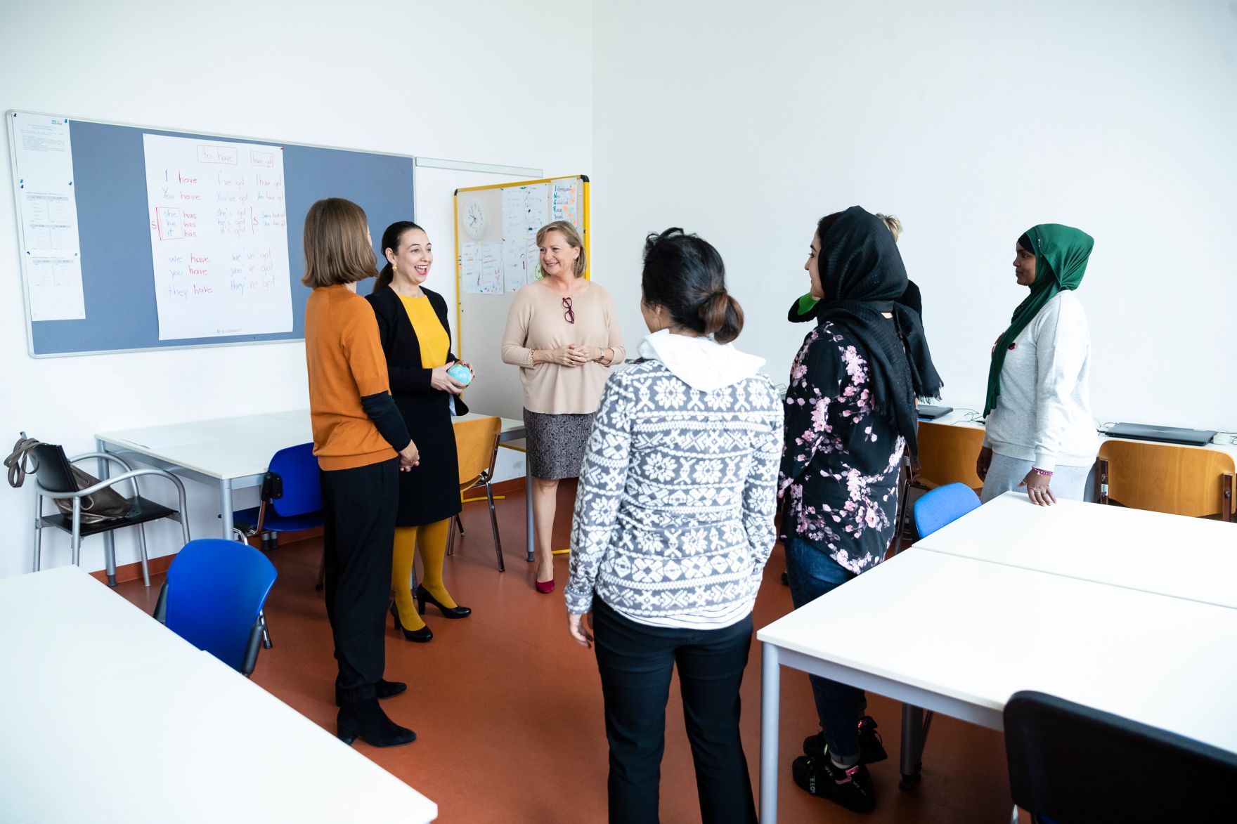 Am 17. Oktober 2019 besuchte Bundesministerin Ines Stilling (2.v.l.) das &bdquo;abz*austria&ldquo;, einen Verein, der sich f&uuml;r Gleichstellung am Arbeitsmarkt und in der Wirtschaft einsetzt. Im Bild mit Manuela Vollmann (3.v.l.), Gründerin und Geschäftsführerin von &bdquo;abz*austria&ldquo; und Geschäftsführerin Daniela Schallert (l.).