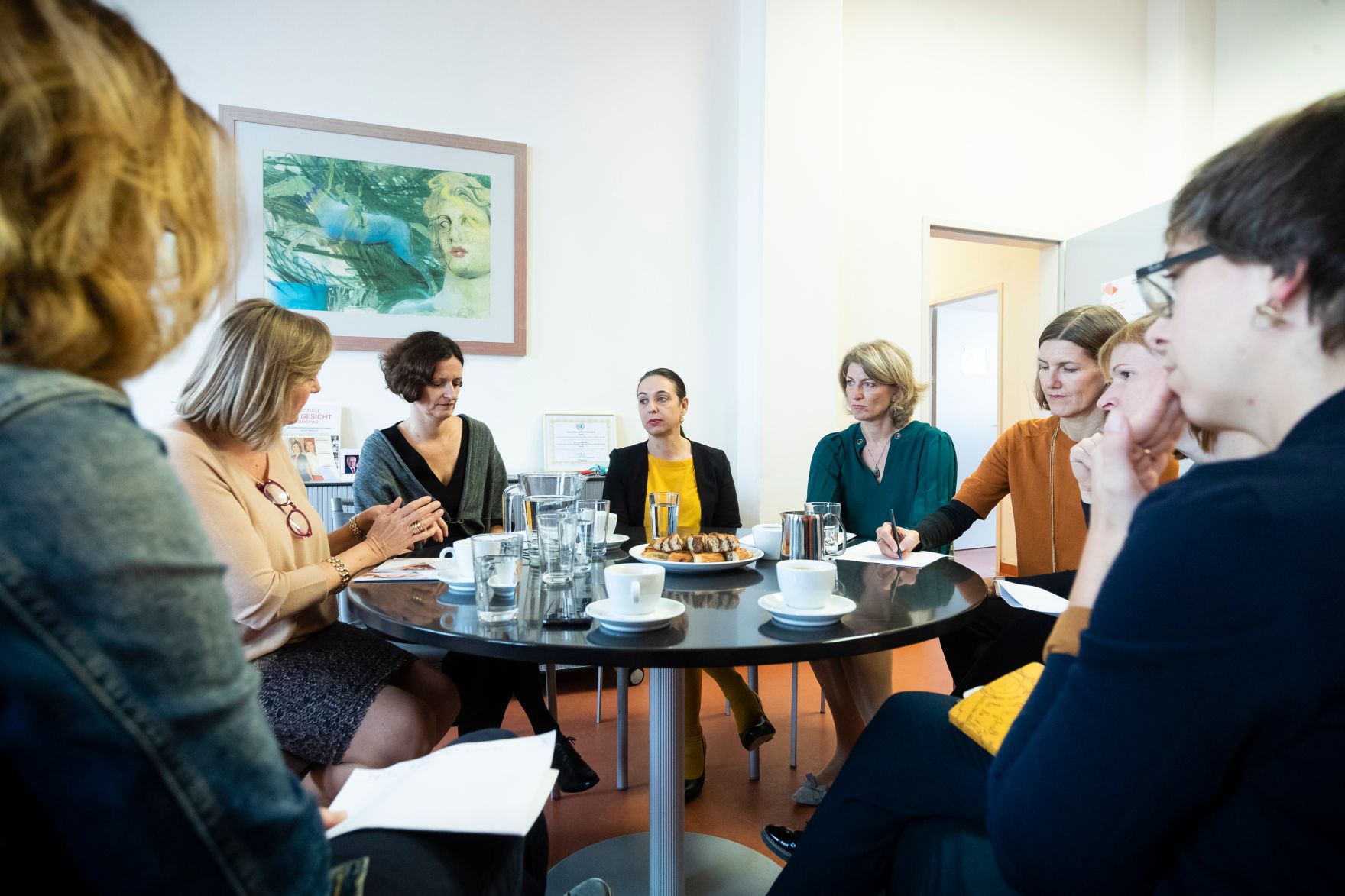 Am 17. Oktober 2019 besuchte Bundesministerin Ines Stilling das &bdquo;abz*austria&ldquo;, einen Verein, der sich f&uuml;r Gleichstellung am Arbeitsmarkt und in der Wirtschaft einsetzt. Im Bild (v.l.n.r.) Manuela Vollmann, Gründerin und Geschäftsführerin von &bdquo;abz*austria&ldquo;, Bettina Sturm, Projektleiterin TRAPEZ-Betriebe, Bundesministerin Ines Stilling, Marion Koidl, Projektleiterin TRAPEZ-Betriebe, und Geschäftsführerin Daniela Schallert.