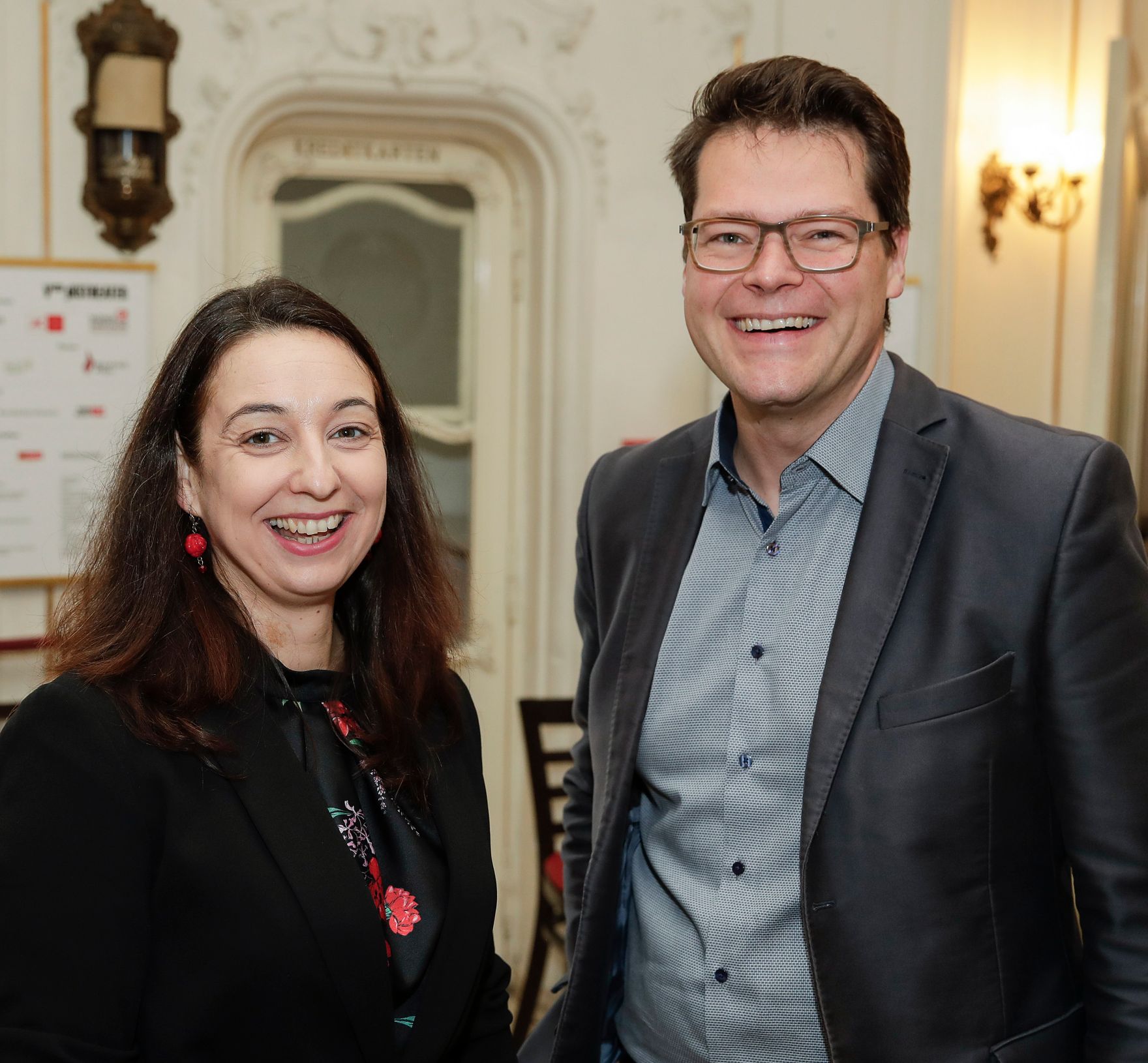 Am 22. Oktober 2019 er&ouml;ffnete Bundesministerin Ines Stilling (l.) die Schulvorstellung des Theaterst&uuml;cks "Kinderfressen leicht gemacht" anl&auml;sslich des 30-j&auml;hrigen Jubil&auml;ums der UN-Kinderrechtekonvention. Im Bild mit Stadtrat J&uuml;rgen Czernohorszky (r.).