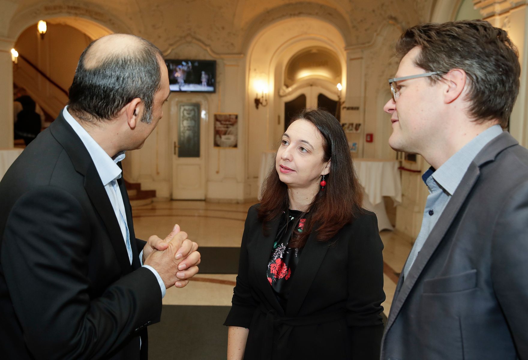 Am 22. Oktober 2019 er&ouml;ffnete Bundesministerin Ines Stilling (m.) die Schulvorstellung des Theaterst&uuml;cks "Kinderfressen leicht gemacht" anl&auml;sslich des 30-j&auml;hrigen Jubil&auml;ums der UN-Kinderrechtekonvention. Im Bild mit Ercan Nik Nafs (l.), Kinder- und Jugendanwalt Wien und Stadtrat J&uuml;rgen Czernohorszky (r.).