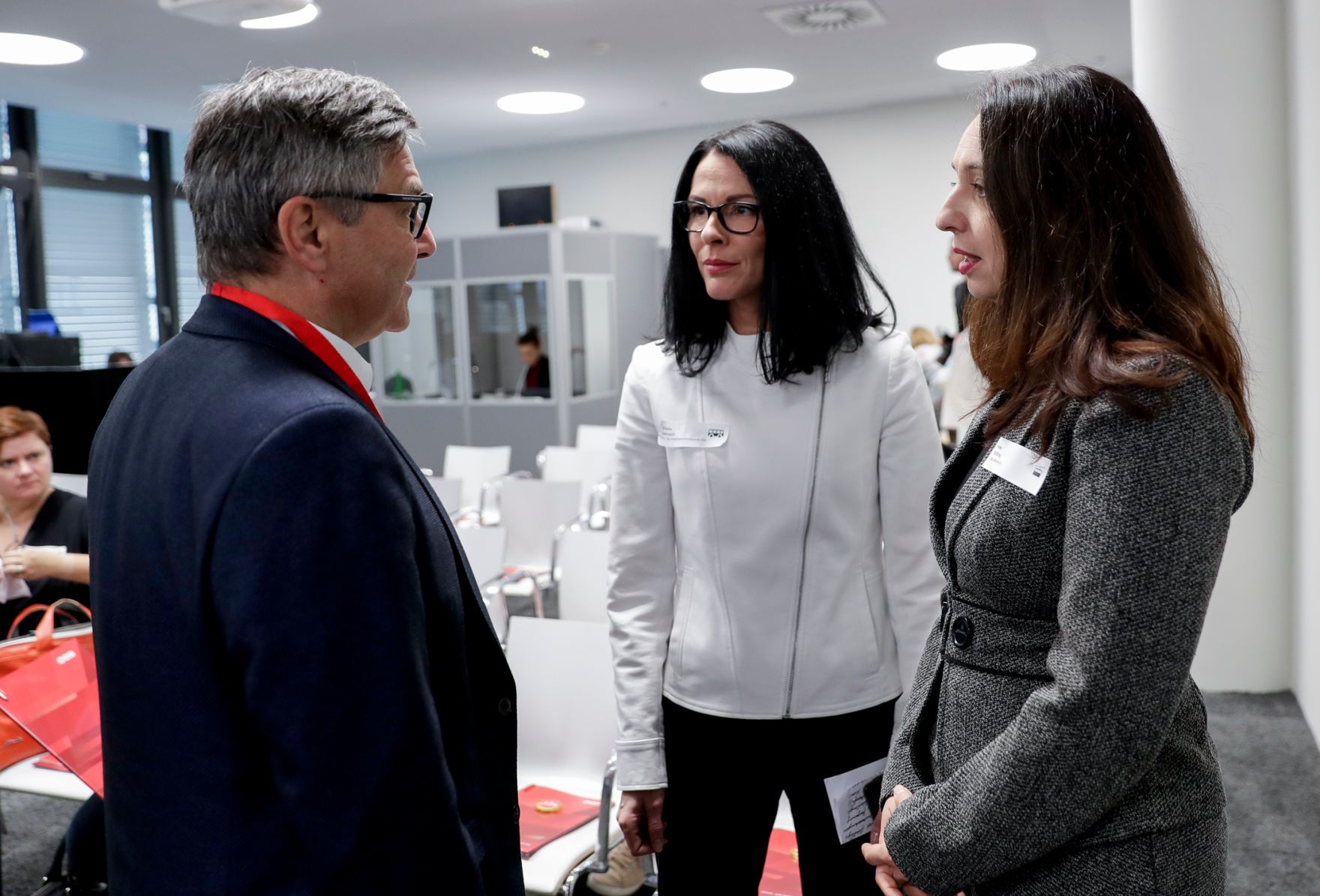 Am 28. Oktober 2019 nahm Bundesministerin Ines Stilling (r.) auf Einladung der &Ouml;BB Holding und der Gewerkschaft vida an der Er&ouml;ffnung &bdquo;Tackling the Challenge &ndash; Dialog zur Besch&auml;ftigungssituation von Frauen im Eisenbahnsektor&ldquo; im Rahmen des Europ&auml;ischen Bahndialogs teil.