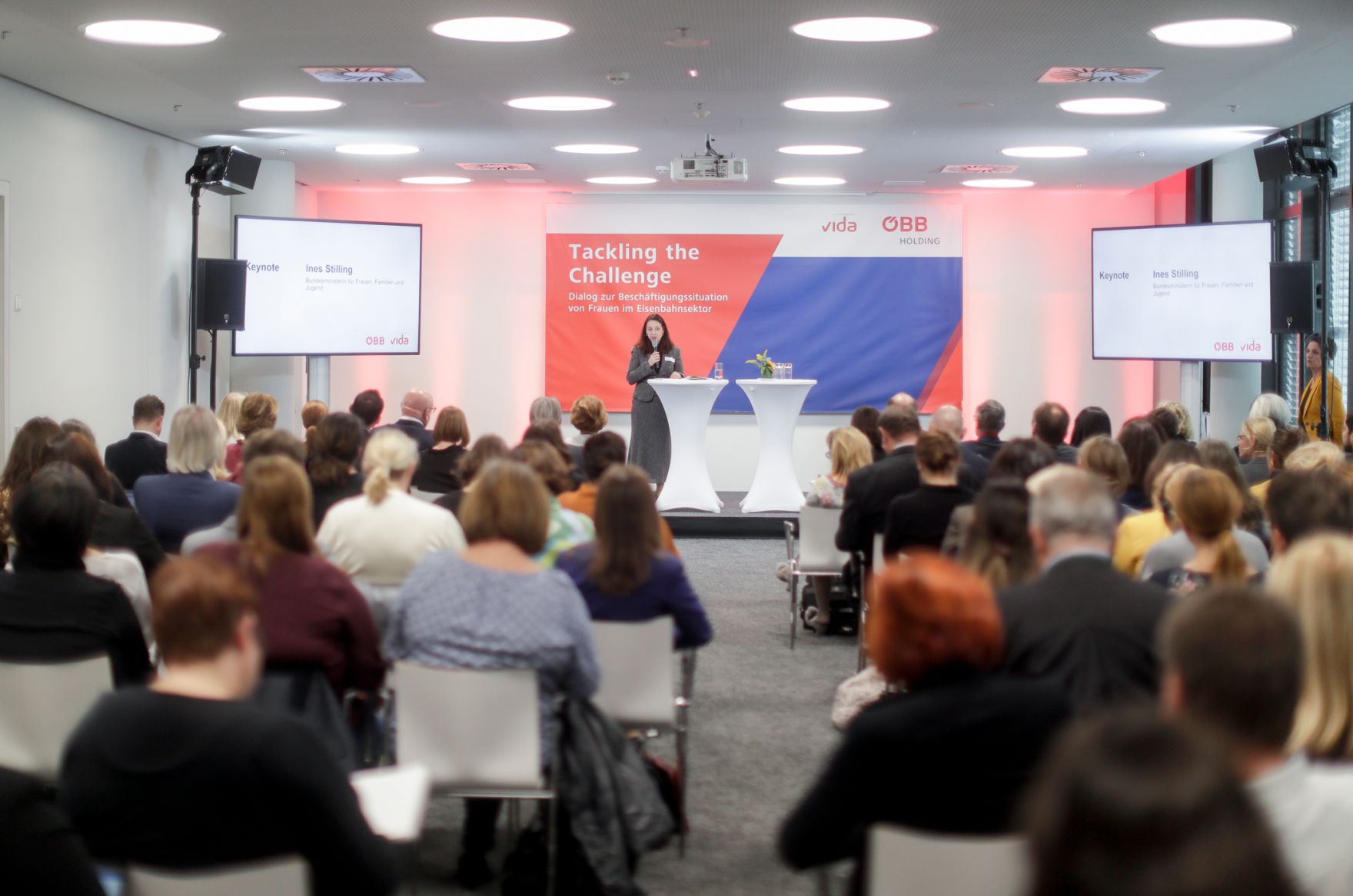 Am 28. Oktober 2019 nahm Bundesministerin Ines Stilling (m.) auf Einladung der &Ouml;BB Holding und der Gewerkschaft vida an der Er&ouml;ffnung &bdquo;Tackling the Challenge &ndash; Dialog zur Besch&auml;ftigungssituation von Frauen im Eisenbahnsektor&ldquo; im Rahmen des Europ&auml;ischen Bahndialogs teil.