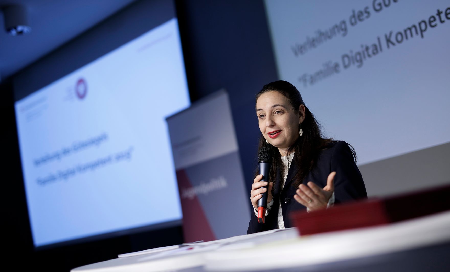 Am 30.10. 2019 hat Bundesministerin Ines Stilling die G&uuml;tesiegel &bdquo;Familie Digital Kompetent&ldquo; verliehen. Mit diesem G&uuml;tesiegel wurden erstmals Unternehmen ausgezeichnet, die mit ihren Projekten und Initiativen den verantwortungsvollen Umgang mit digitalen Medien f&ouml;rdern und so die Medienkompetenz von Familien und Jugendlichen st&auml;rken.