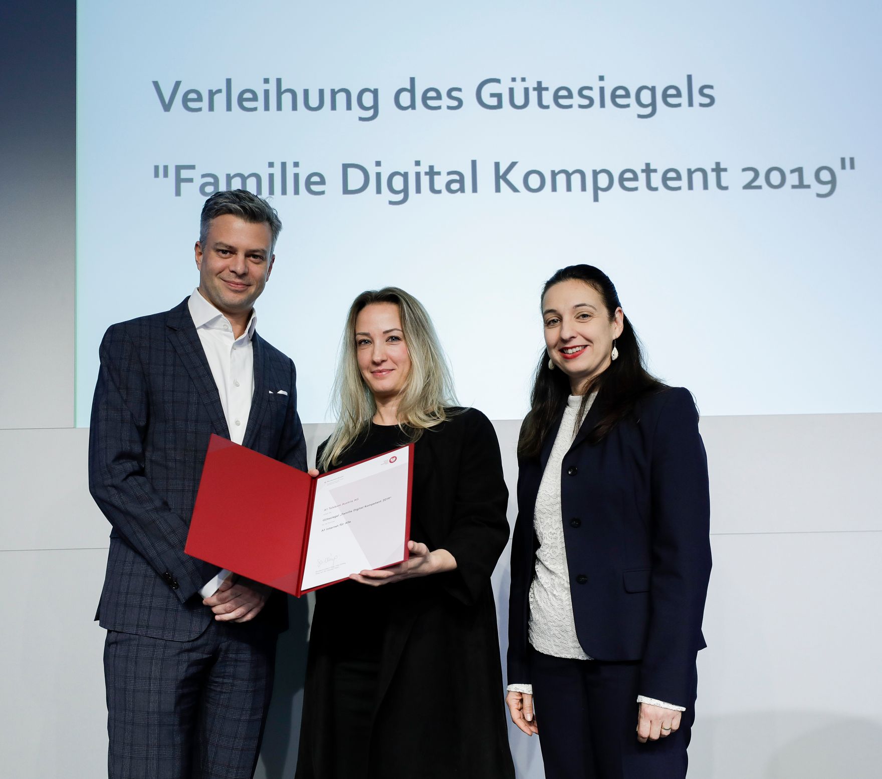 Am 30.10. 2019 hat Bundesministerin Ines Stilling die G&uuml;tesiegel &bdquo;Familie Digital Kompetent&ldquo; verliehen. Mit diesem G&uuml;tesiegel wurden erstmals Unternehmen ausgezeichnet, die mit ihren Projekten und Initiativen den verantwortungsvollen Umgang mit digitalen Medien f&ouml;rdern und so die Medienkompetenz von Familien und Jugendlichen st&auml;rken.