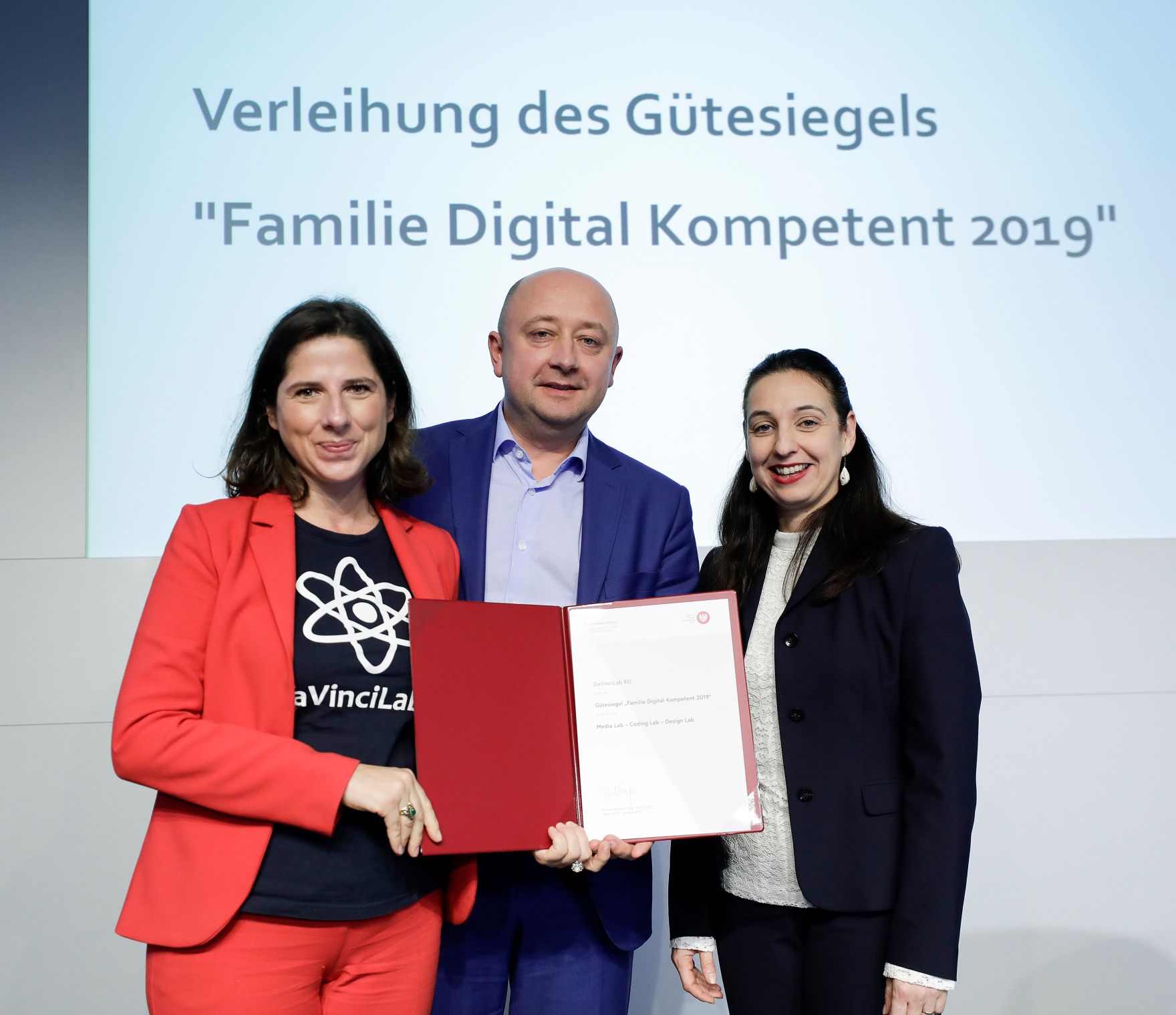 Am 30.10. 2019 hat Bundesministerin Ines Stilling die G&uuml;tesiegel &bdquo;Familie Digital Kompetent&ldquo; verliehen. Mit diesem G&uuml;tesiegel wurden erstmals Unternehmen ausgezeichnet, die mit ihren Projekten und Initiativen den verantwortungsvollen Umgang mit digitalen Medien f&ouml;rdern und so die Medienkompetenz von Familien und Jugendlichen st&auml;rken.