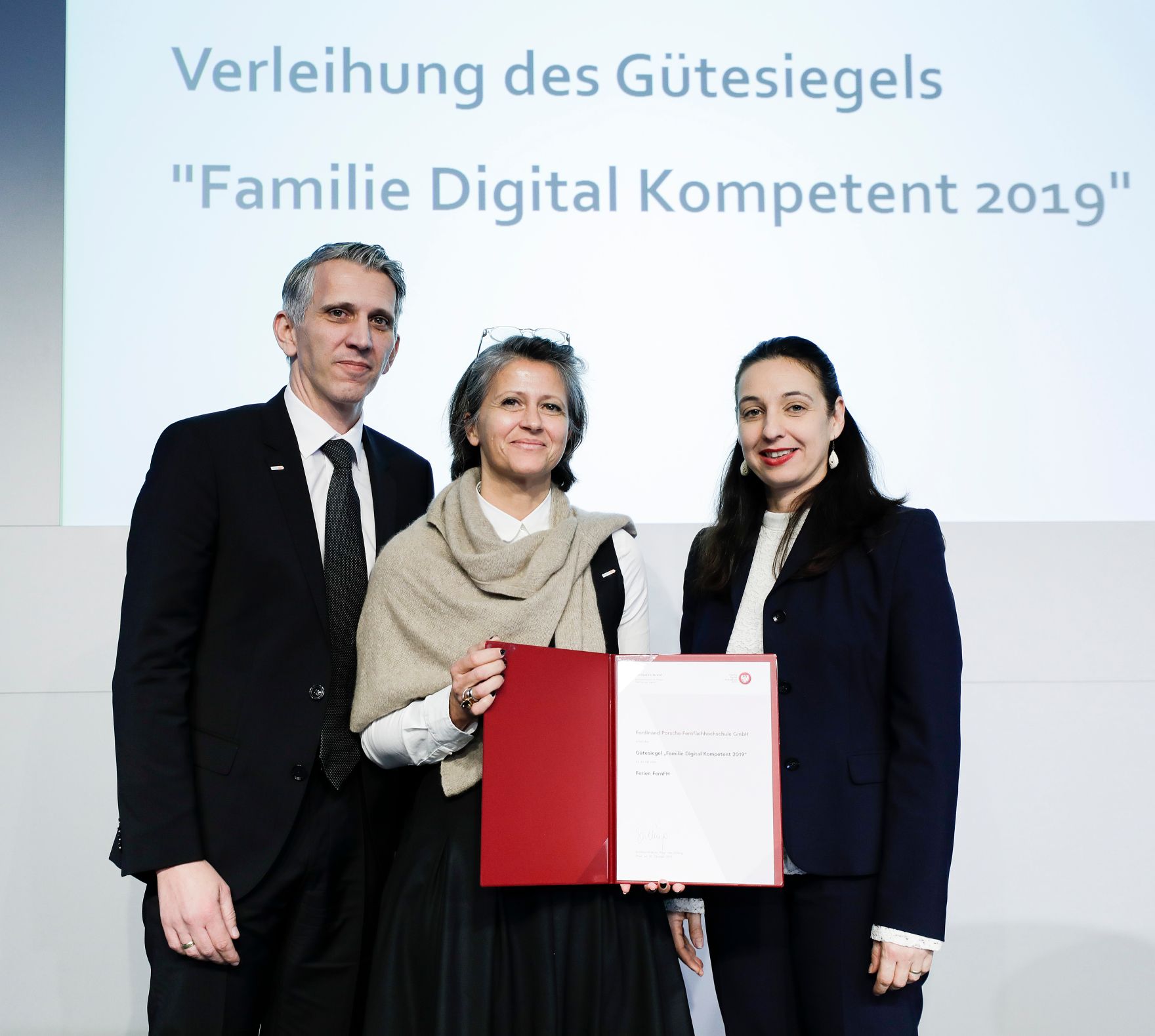 Am 30.10. 2019 hat Bundesministerin Ines Stilling die G&uuml;tesiegel &bdquo;Familie Digital Kompetent&ldquo; verliehen. Mit diesem G&uuml;tesiegel wurden erstmals Unternehmen ausgezeichnet, die mit ihren Projekten und Initiativen den verantwortungsvollen Umgang mit digitalen Medien f&ouml;rdern und so die Medienkompetenz von Familien und Jugendlichen st&auml;rken.
