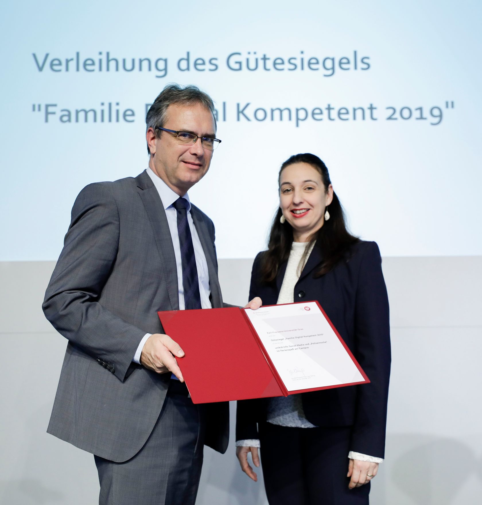 Am 30.10. 2019 hat Bundesministerin Ines Stilling die G&uuml;tesiegel &bdquo;Familie Digital Kompetent&ldquo; verliehen. Mit diesem G&uuml;tesiegel wurden erstmals Unternehmen ausgezeichnet, die mit ihren Projekten und Initiativen den verantwortungsvollen Umgang mit digitalen Medien f&ouml;rdern und so die Medienkompetenz von Familien und Jugendlichen st&auml;rken.