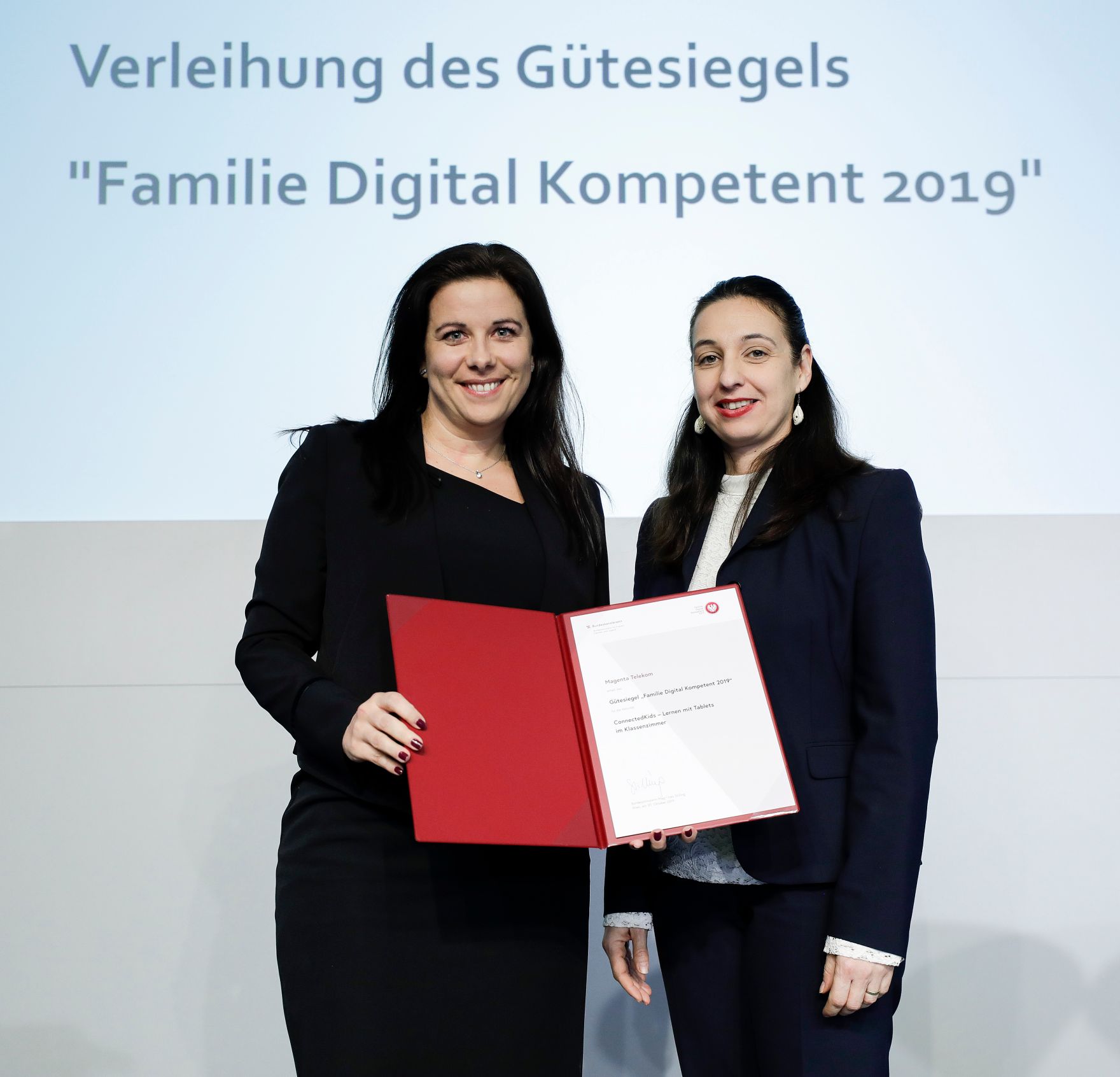 Am 30.10. 2019 hat Bundesministerin Ines Stilling die G&uuml;tesiegel &bdquo;Familie Digital Kompetent&ldquo; verliehen. Mit diesem G&uuml;tesiegel wurden erstmals Unternehmen ausgezeichnet, die mit ihren Projekten und Initiativen den verantwortungsvollen Umgang mit digitalen Medien f&ouml;rdern und so die Medienkompetenz von Familien und Jugendlichen st&auml;rken.