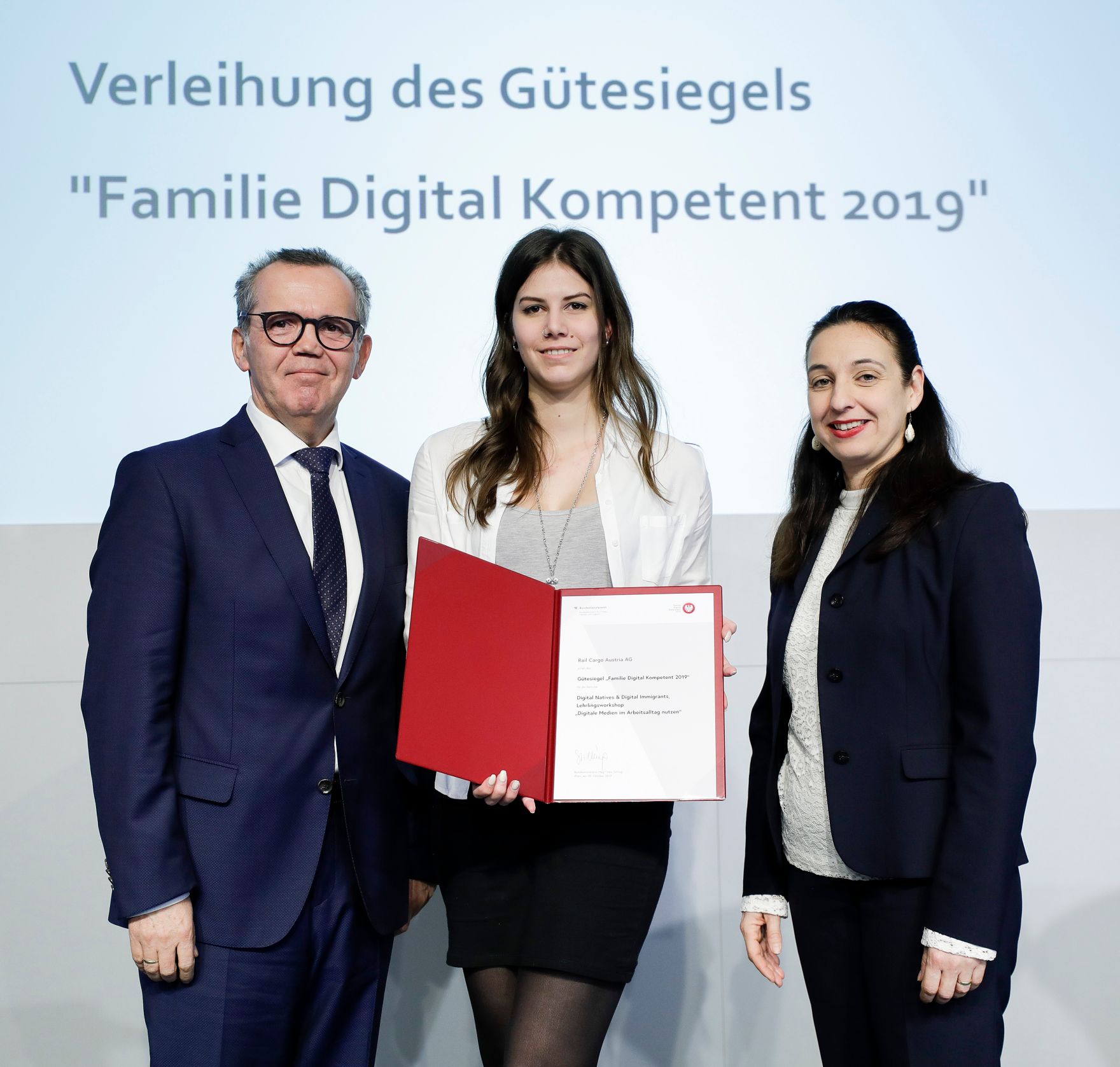 Am 30.10. 2019 hat Bundesministerin Ines Stilling die G&uuml;tesiegel &bdquo;Familie Digital Kompetent&ldquo; verliehen. Mit diesem G&uuml;tesiegel wurden erstmals Unternehmen ausgezeichnet, die mit ihren Projekten und Initiativen den verantwortungsvollen Umgang mit digitalen Medien f&ouml;rdern und so die Medienkompetenz von Familien und Jugendlichen st&auml;rken.