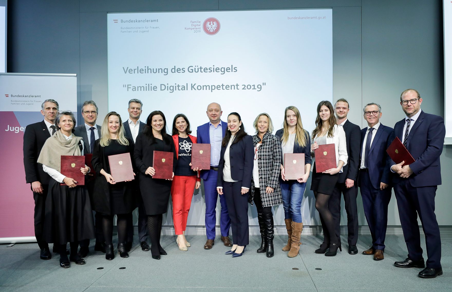 Am 30.10. 2019 hat Bundesministerin Ines Stilling die G&uuml;tesiegel &bdquo;Familie Digital Kompetent&ldquo; verliehen. Mit diesem G&uuml;tesiegel wurden erstmals Unternehmen ausgezeichnet, die mit ihren Projekten und Initiativen den verantwortungsvollen Umgang mit digitalen Medien f&ouml;rdern und so die Medienkompetenz von Familien und Jugendlichen st&auml;rken.