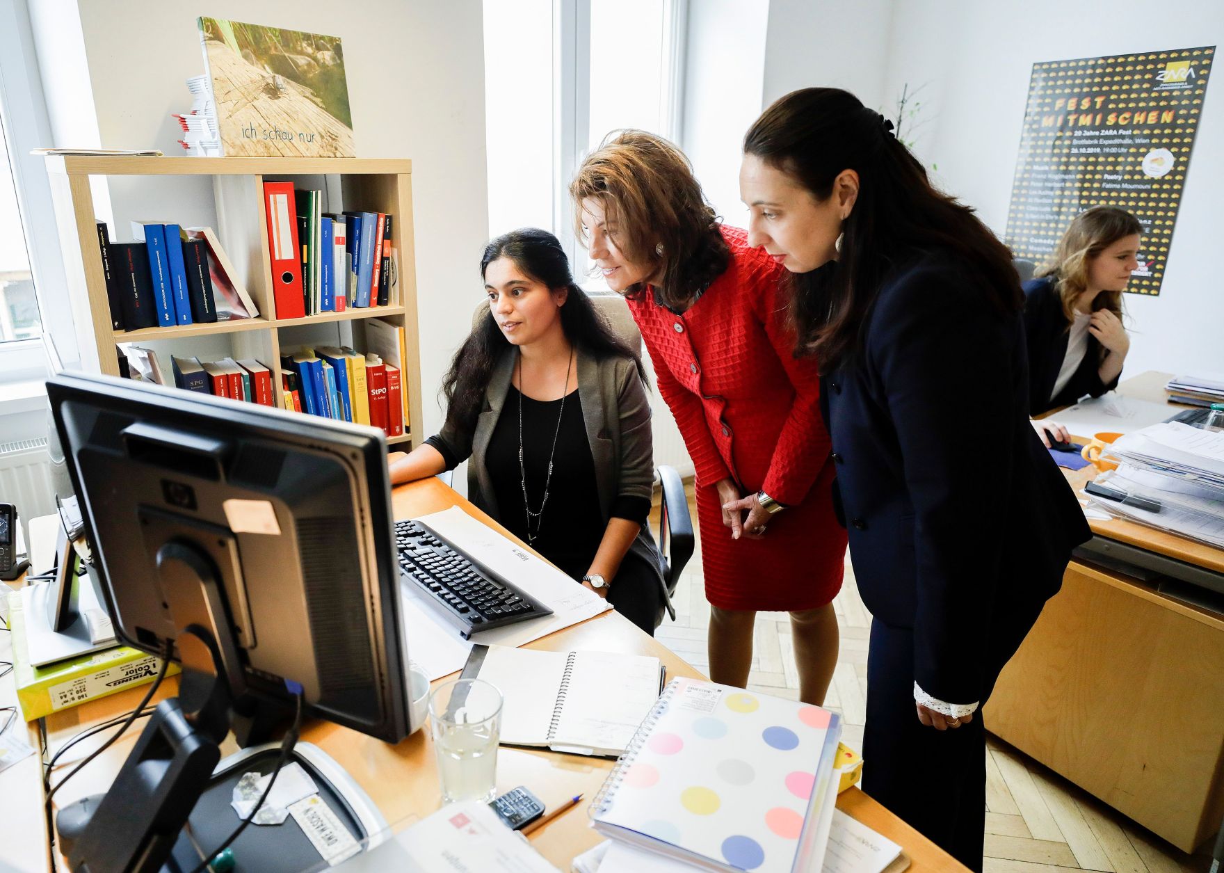 Am 30. November 2019 besuchten Bundeskanzlerin Brigitte Bierlein (m.) und Bundesministerin Ines Stilling (r.) die Beratungsstelle gegen Hass im Netz (#GegenHassimNetz), die vom Verein ZARA - Zivilcourage und Anti-Rassismus-Arbeit seit zwei Jahren betrieben wird.