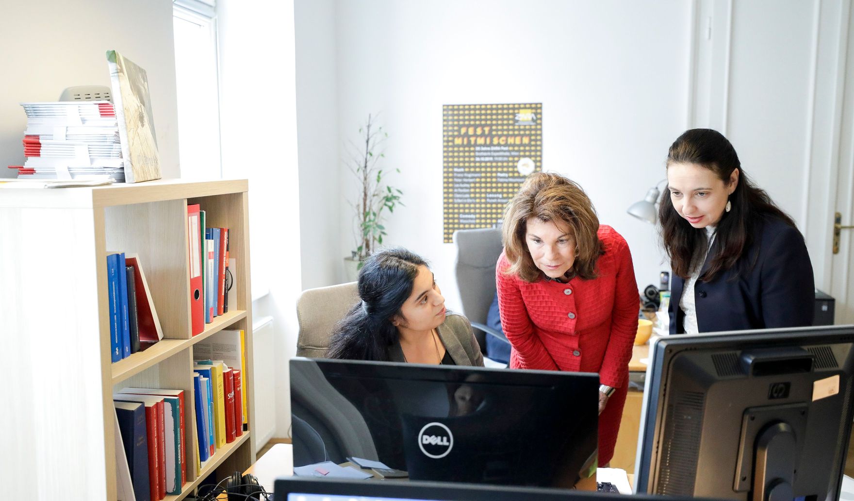 Am 30. November 2019 besuchten Bundeskanzlerin Brigitte Bierlein (m.) und Bundesministerin Ines Stilling (r.) die Beratungsstelle gegen Hass im Netz (#GegenHassimNetz), die vom Verein ZARA - Zivilcourage und Anti-Rassismus-Arbeit seit zwei Jahren betrieben wird.