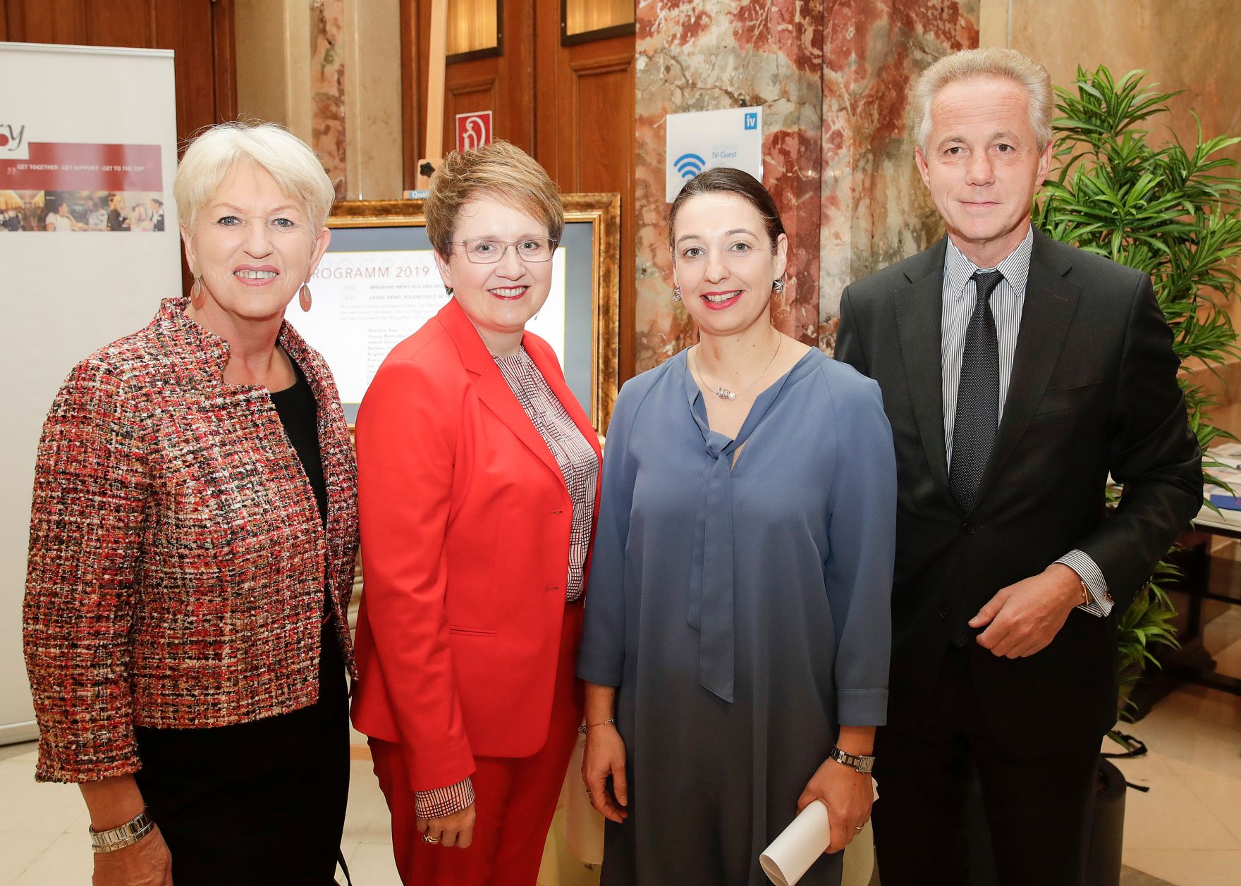 Am 6. November 2019 er&ouml;ffnete Bundesministerin Ines Stilling den 21. Journalistinnenkongress im Haus der Industrie. Im Bild (v.l.n.r) Kongressinitiatorin Maria Rauch-Kallat, Gabriele H&auml;ssig, Gesch&auml;ftsf&uuml;hrerin f&uuml;r Kommunikation und Nachhaltigkeit bei Procter &amp; Gamble, Bundesministerin Ines Stilling und Georg Kapsch, Pr&auml;sident der Industriellenvereinigung.